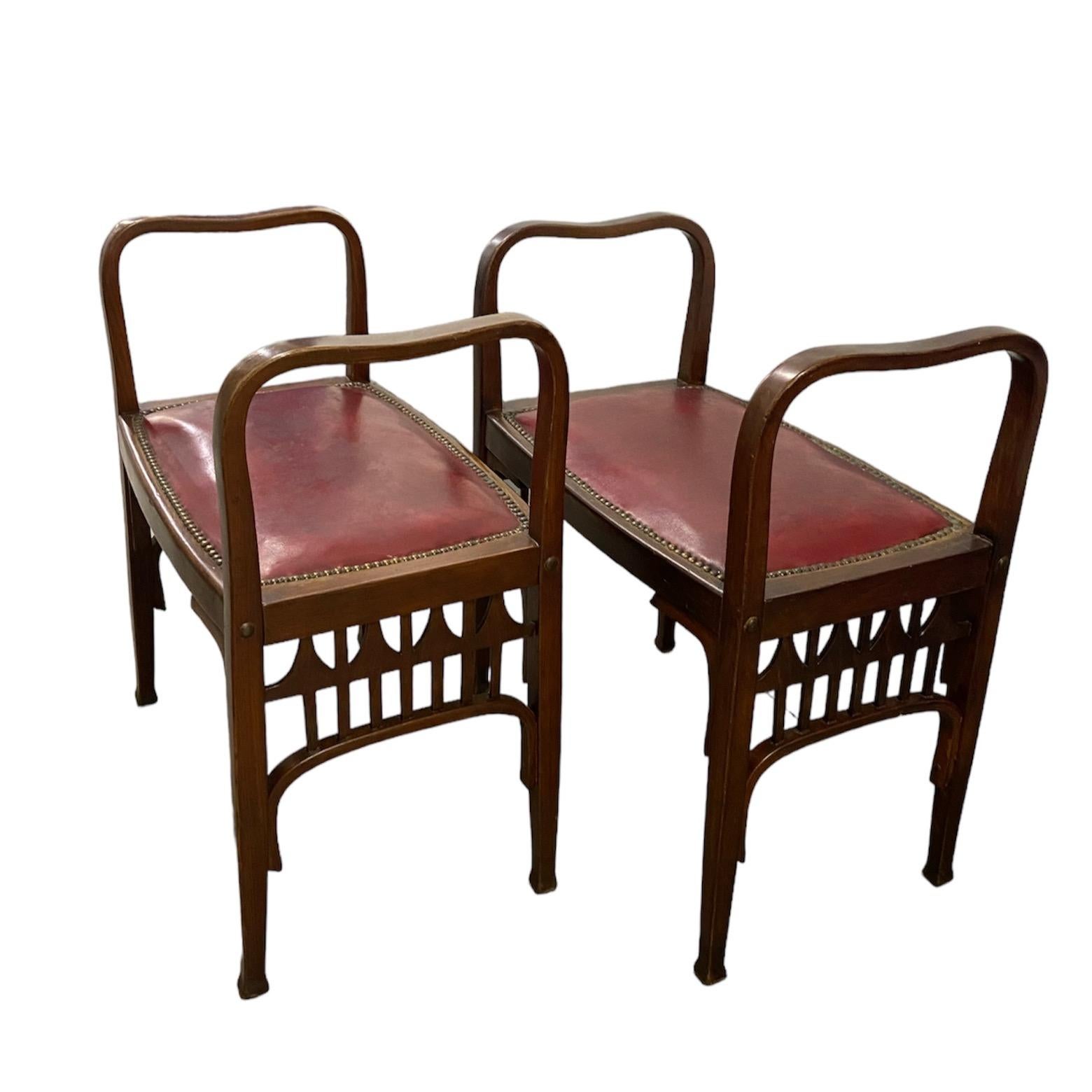 Autrichien Paire de tabourets, bancs ou Causeuses en bois cintré de style sécessionniste autrichien, début du 20e siècle en vente