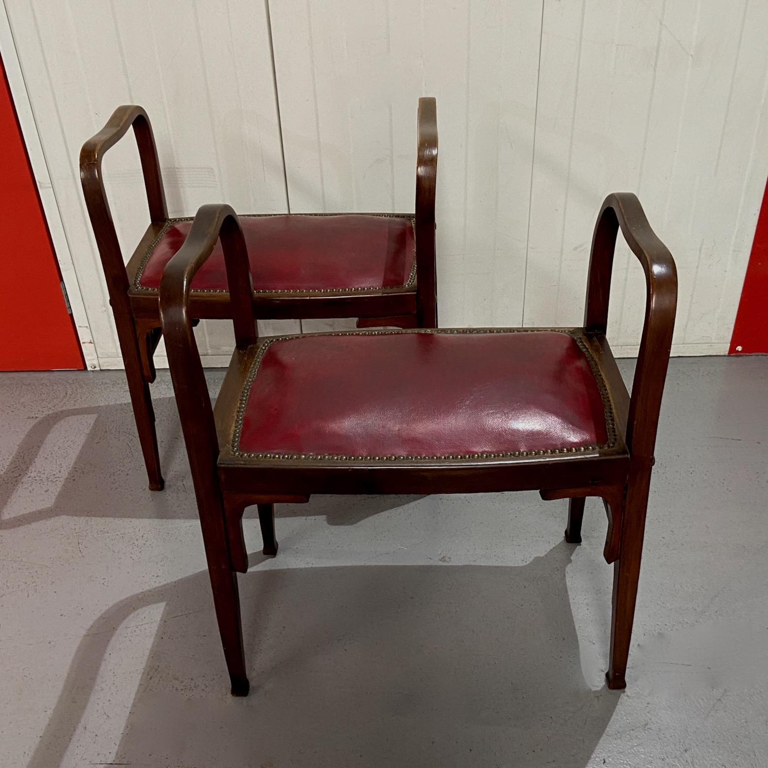 Cuir Paire de tabourets, bancs ou Causeuses en bois cintré de style sécessionniste autrichien, début du 20e siècle en vente