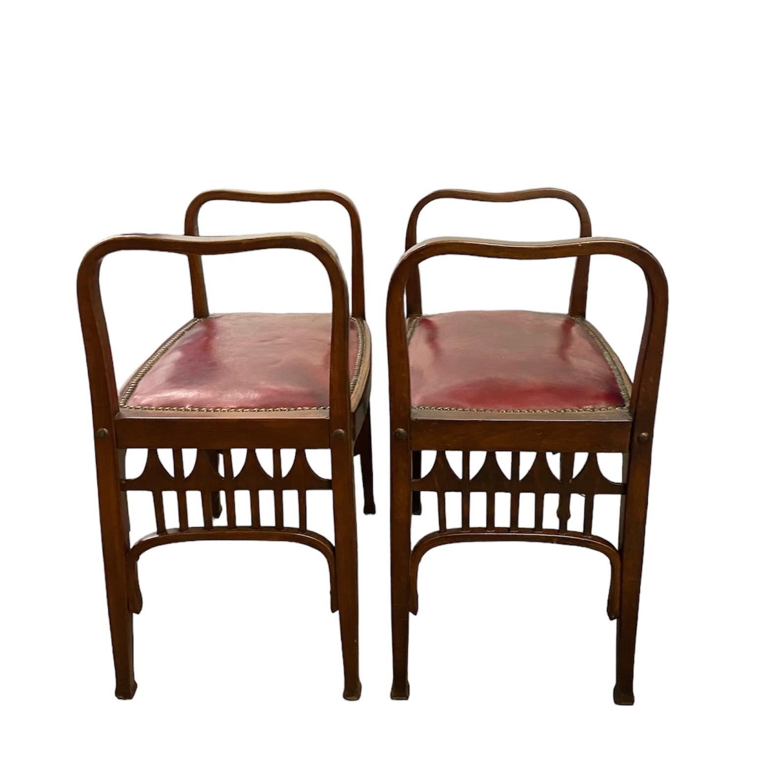Paire de tabourets, bancs ou Causeuses en bois cintré de style sécessionniste autrichien, début du 20e siècle en vente 1