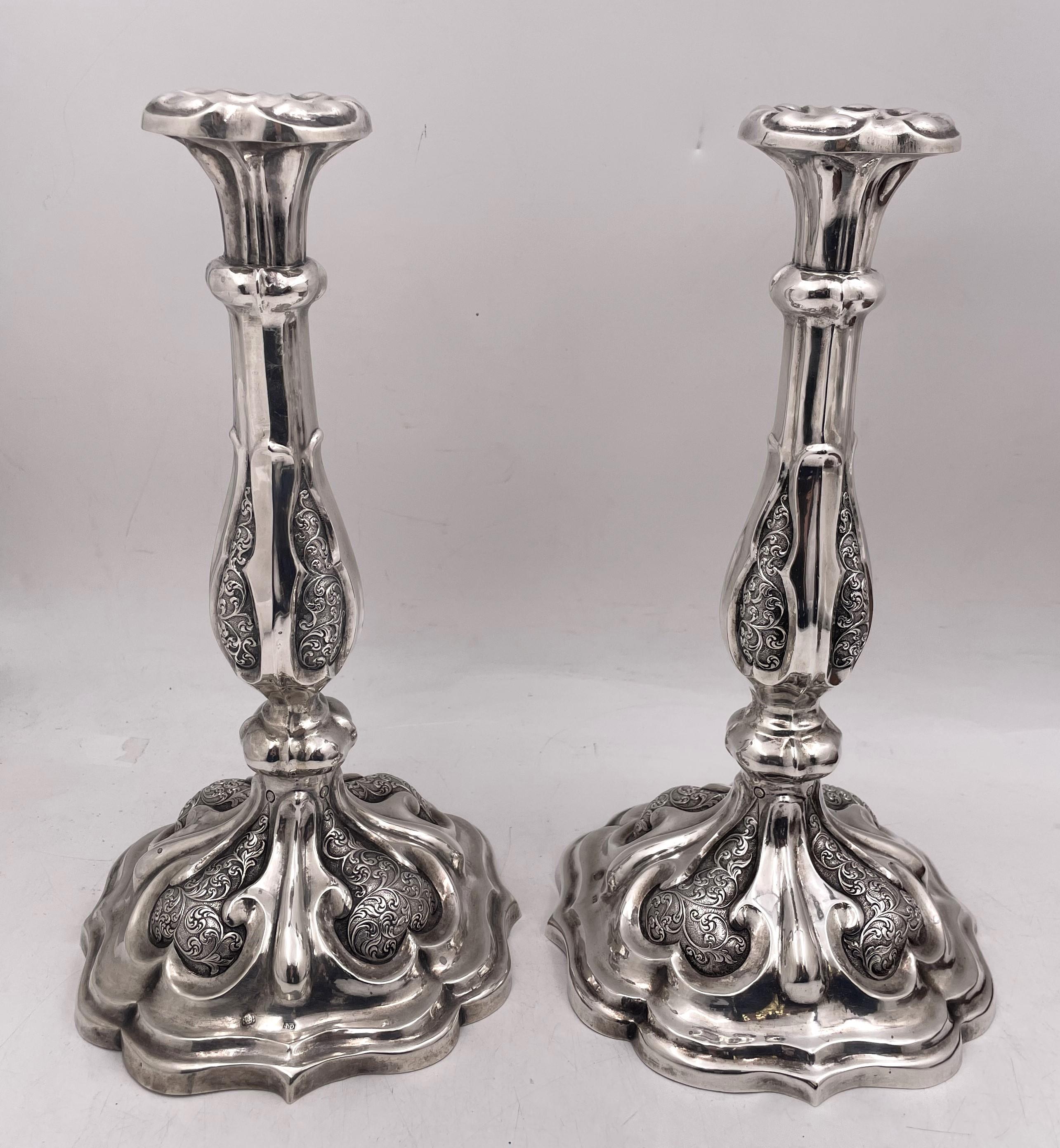 Thomas Dub, coppia di candelieri in argento continentale (0,812), dal design curvilineo, splendidamente ornati da motivi geometrici stilizzati, del 1858. Misurano 12'' di diametro per 6 1/2'' di diametro alla base, pesano 20,9 once troy e recano i