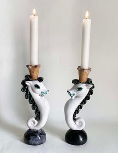 Coppia di candelieri austriaci in terracotta a forma di cavalluccio marino della Wiener Werkstätte