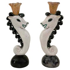 Pareja de candeleros austriacos de terracota en forma de caballito de mar de la época de las Wiener Werkstätte