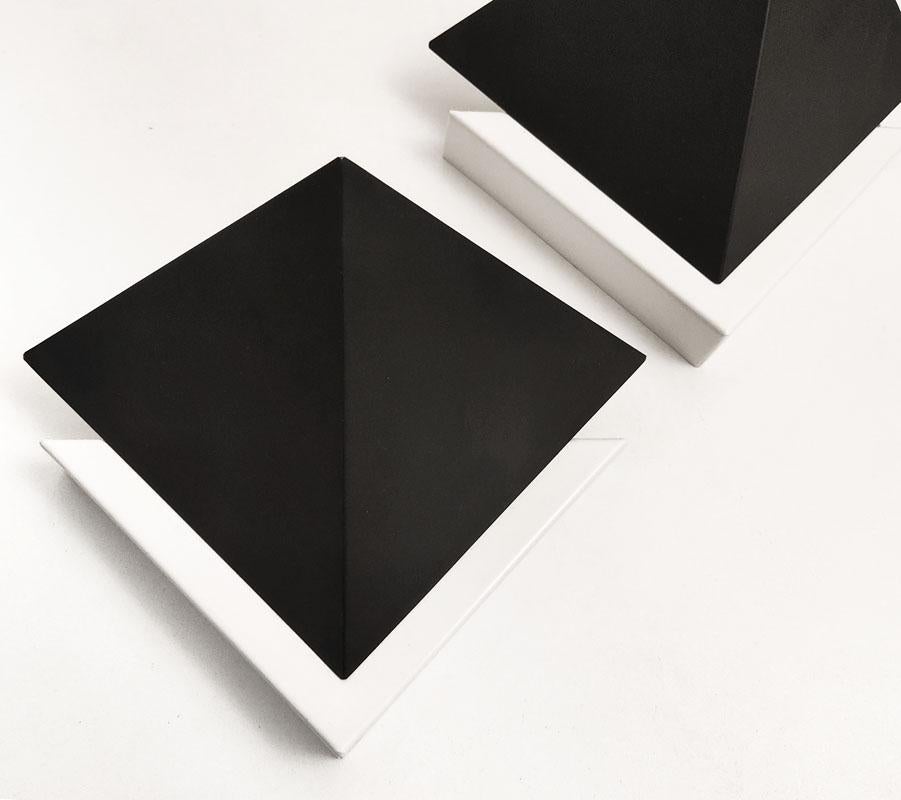Paar österreichische geometrische schwarz-weiße Wandleuchten von Kalmar (Gebürstet)