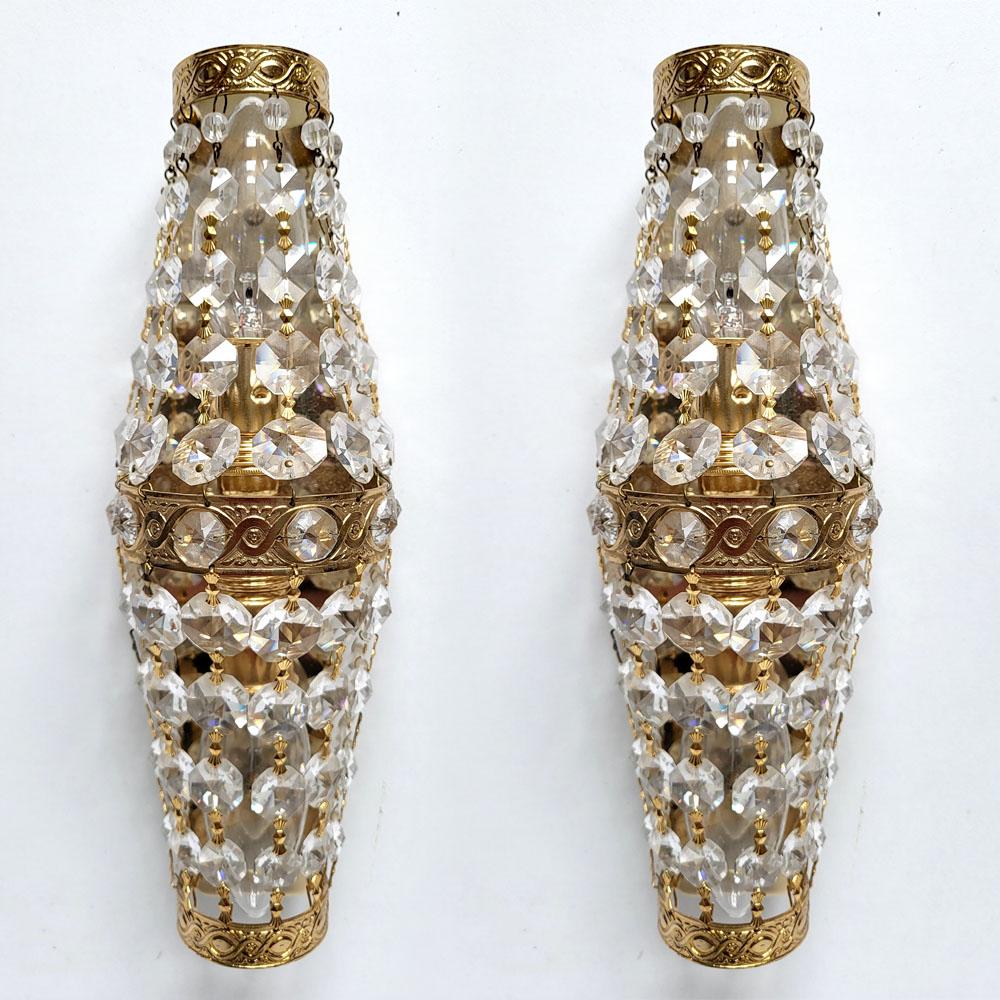 Coppia molto rara di bellissime applique in cristallo e ottone placcato oro.
Austria, anni '1960.

Zoccoli per lampade: 2x
 