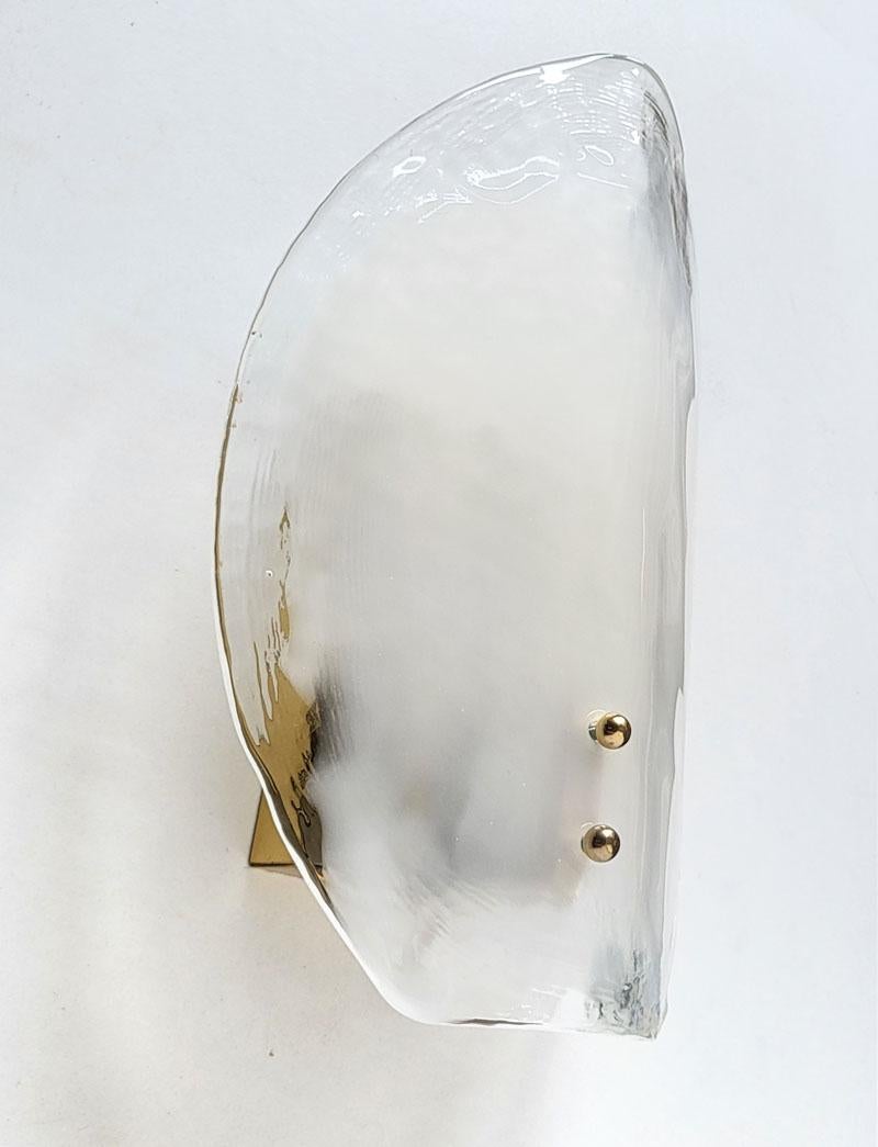 Pair of organic white and clear blown Murano glass and brass sconce by J.T. Kalmar.
Austria, 1960s.
Lamp sockets: 2.