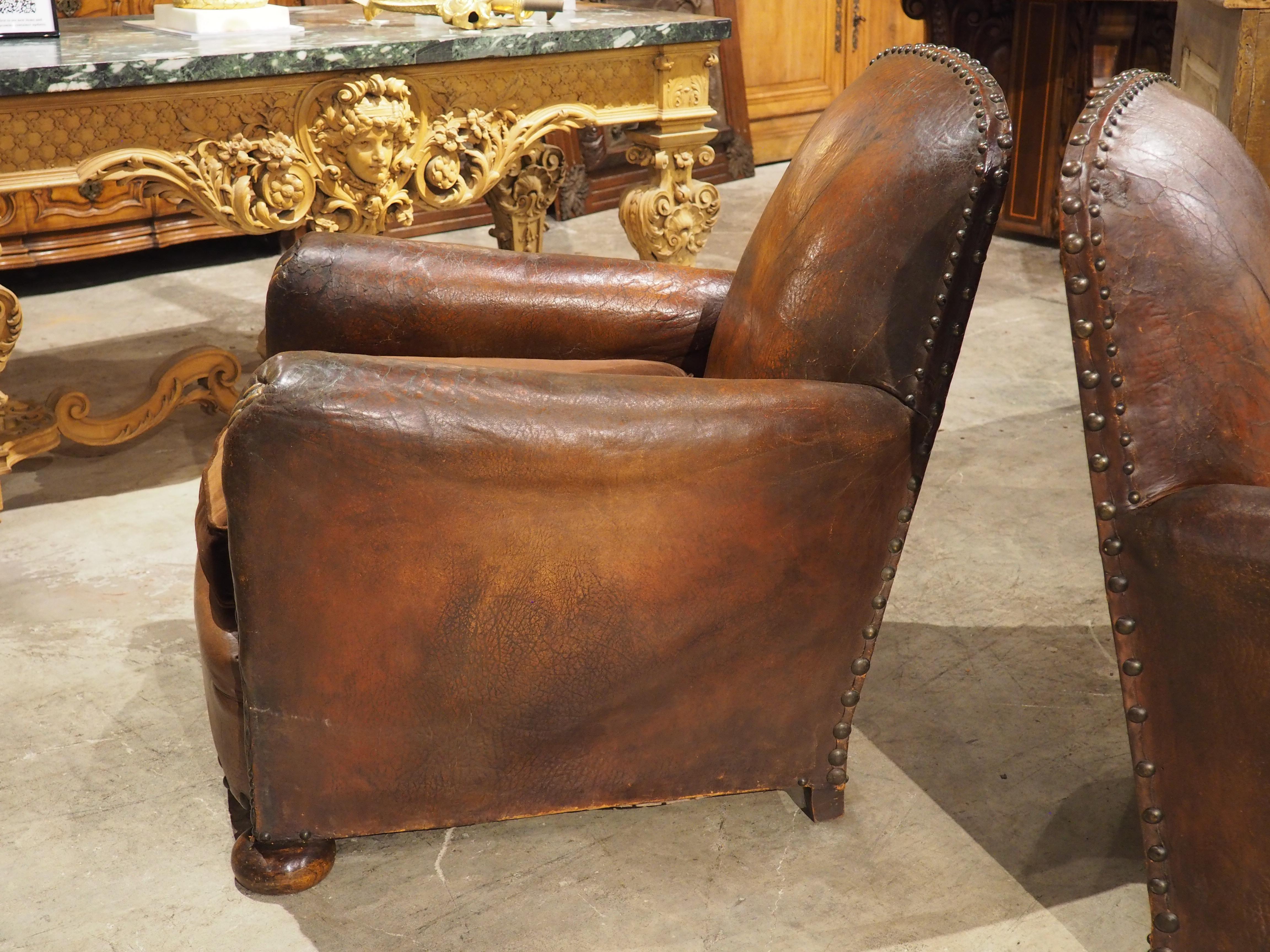 Pareja de auténticos sillones Club de cuero tachonado de los años 30 procedentes de Francia en venta 5