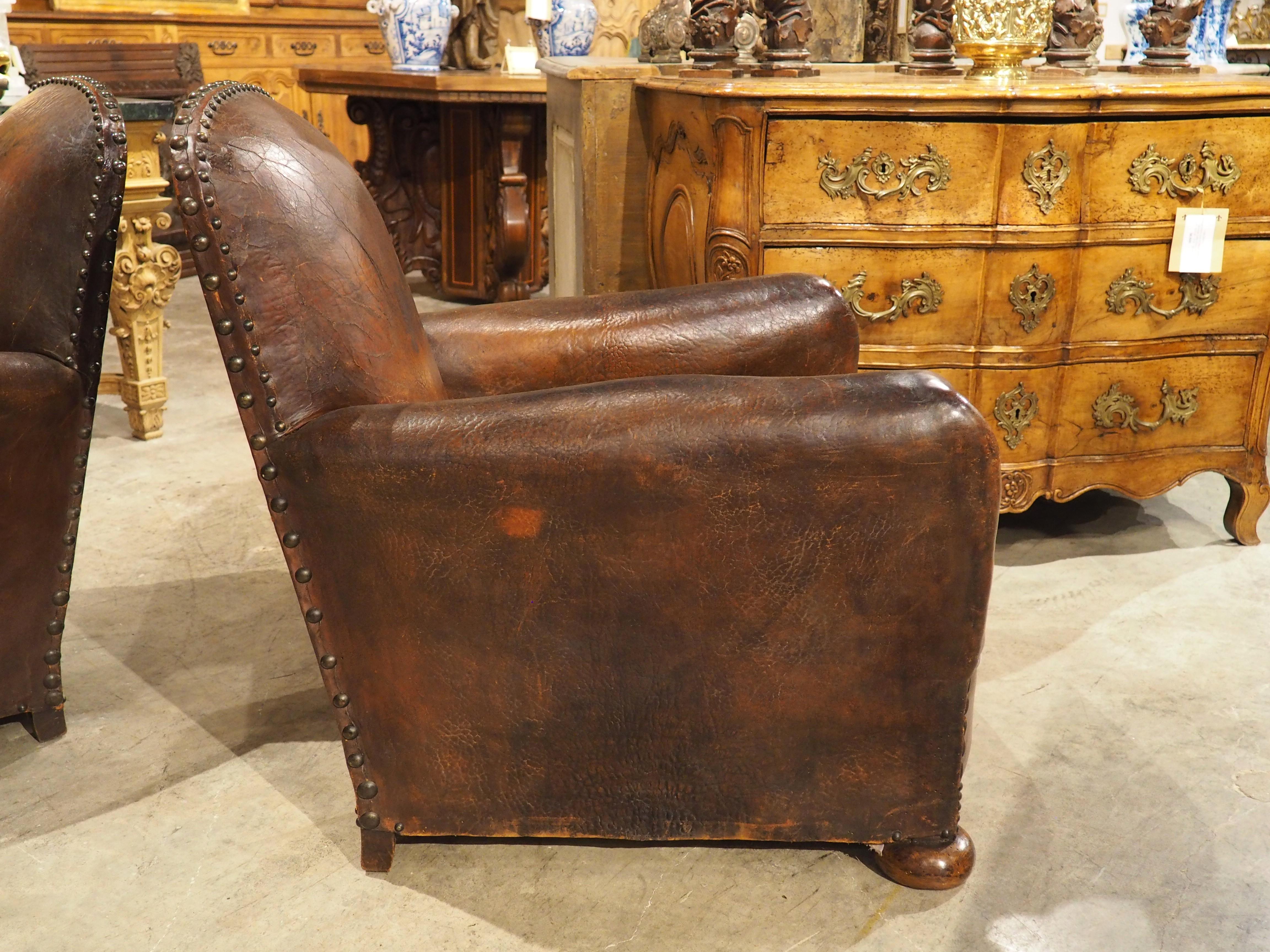 Pareja de auténticos sillones Club de cuero tachonado de los años 30 procedentes de Francia en venta 6