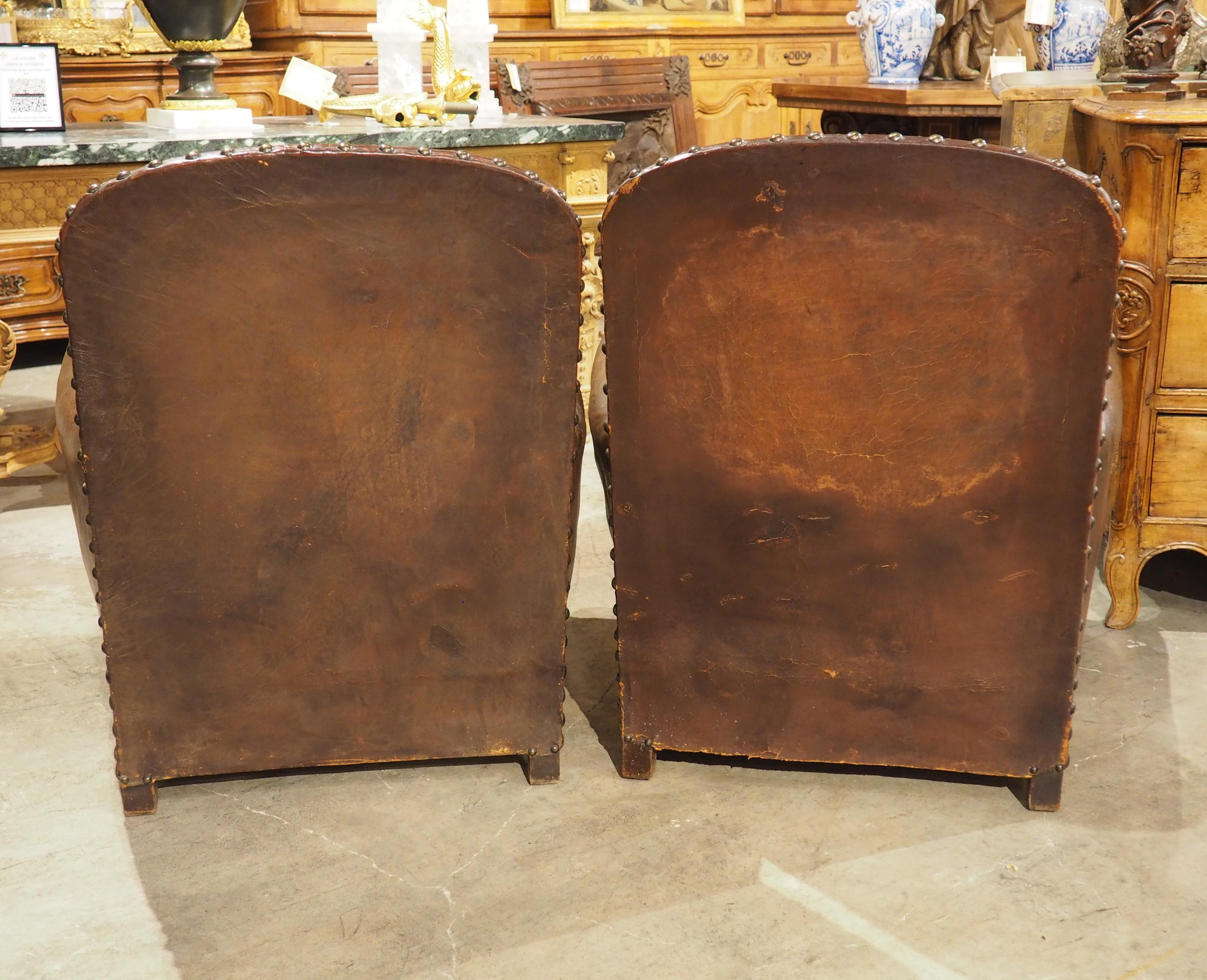 Pareja de auténticos sillones Club de cuero tachonado de los años 30 procedentes de Francia en venta 7