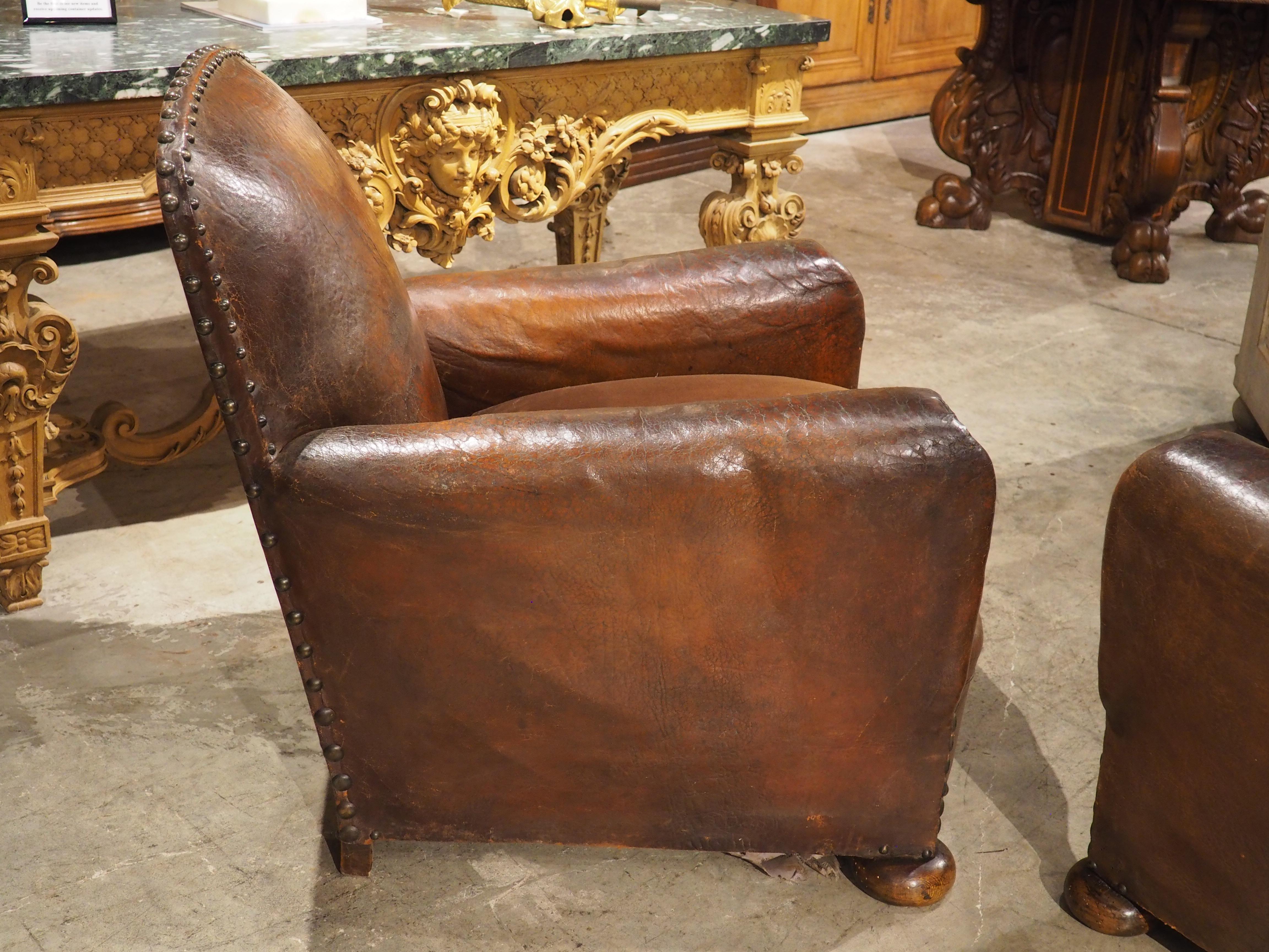 Pareja de auténticos sillones Club de cuero tachonado de los años 30 procedentes de Francia en venta 10
