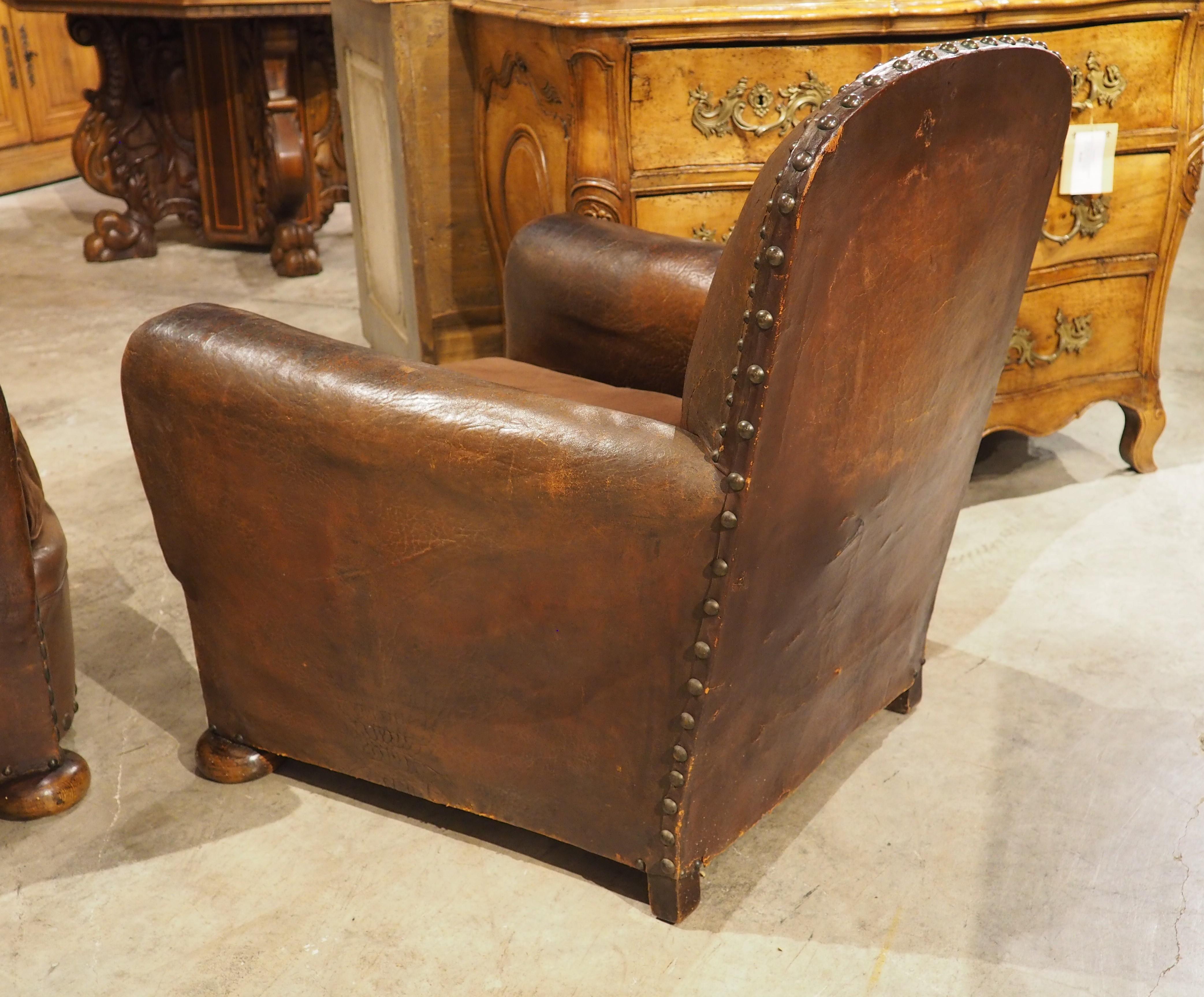 Pareja de auténticos sillones Club de cuero tachonado de los años 30 procedentes de Francia en venta 11