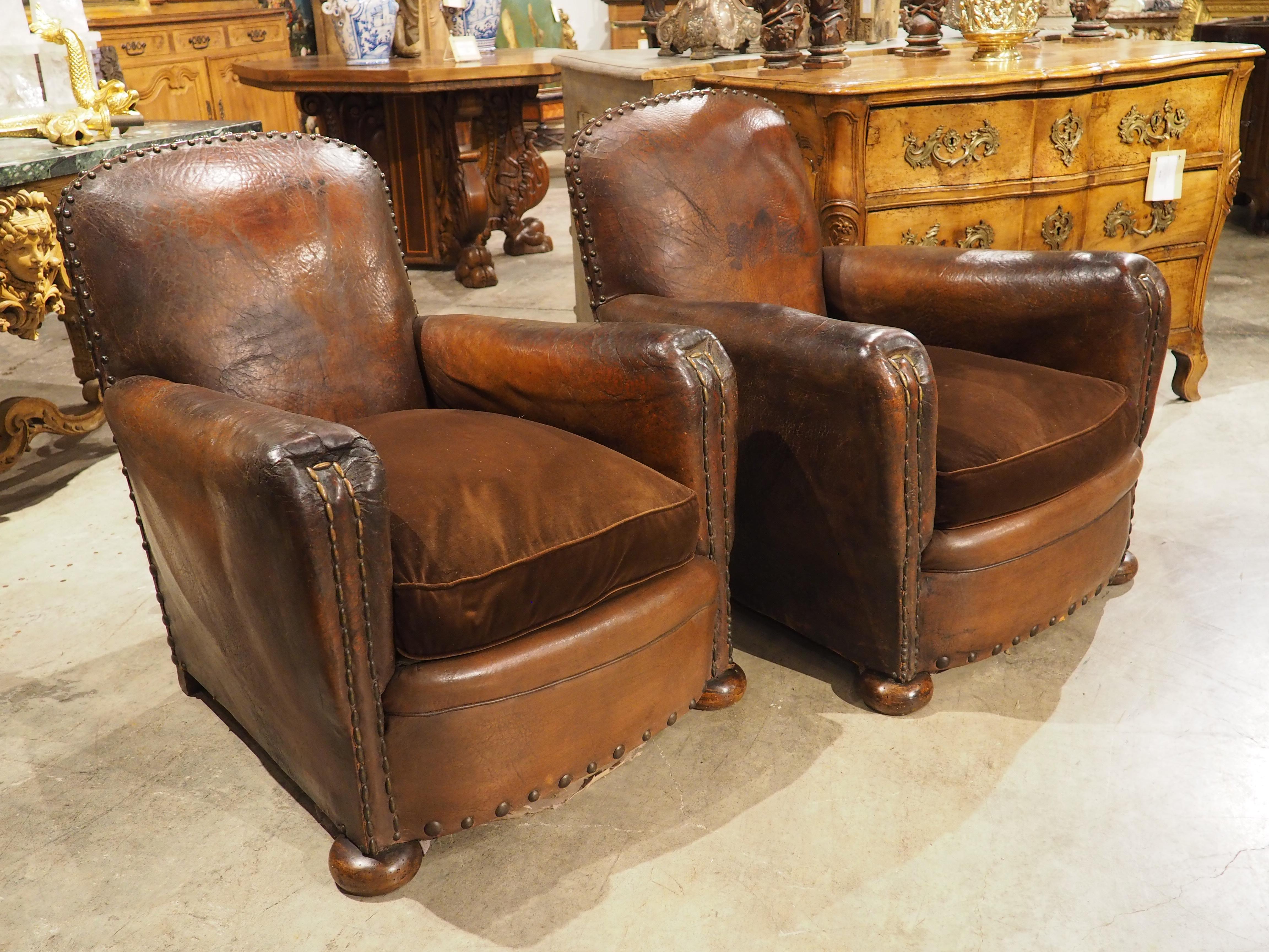 Pareja de auténticos sillones Club de cuero tachonado de los años 30 procedentes de Francia en venta 12