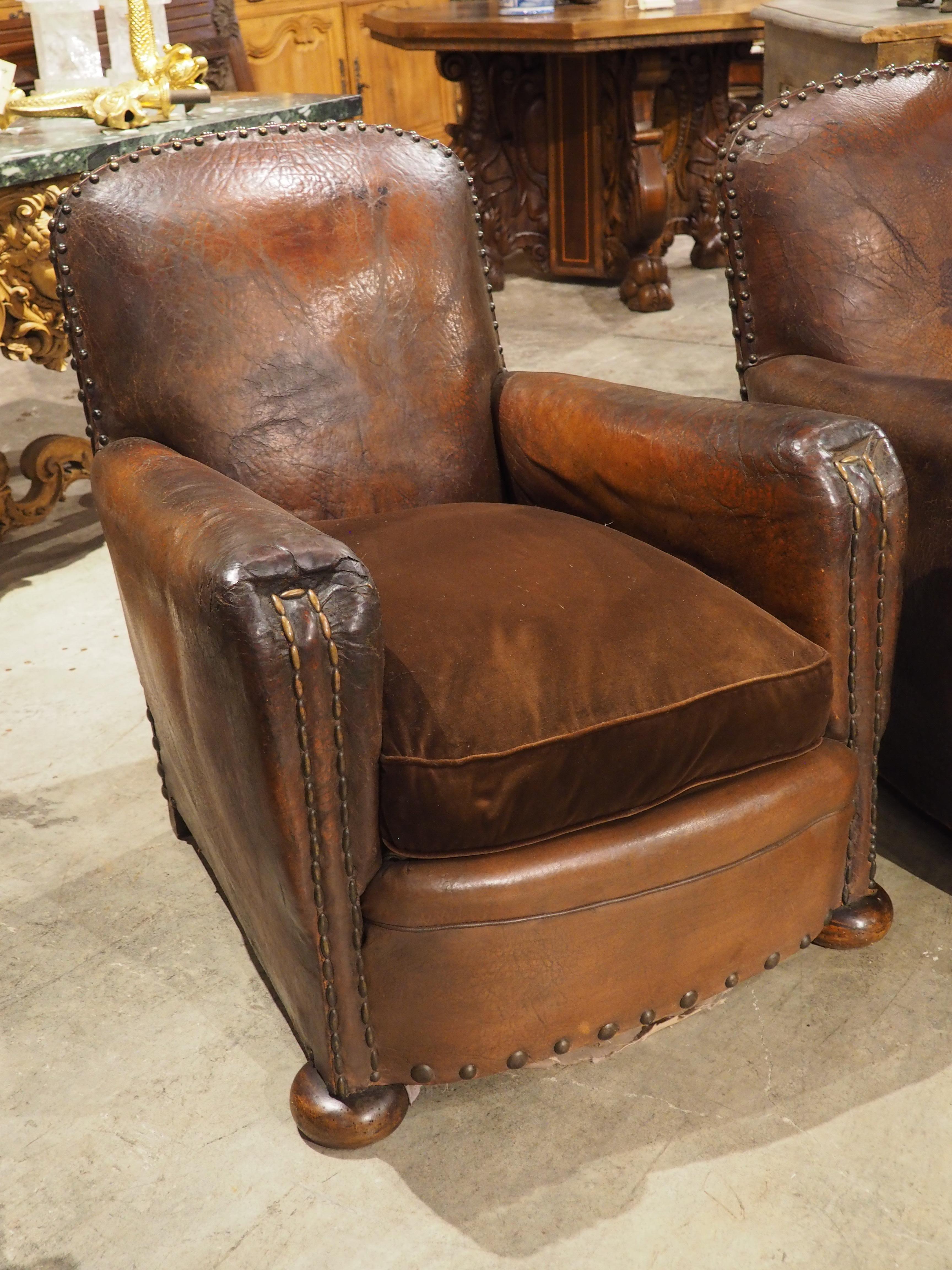 Pareja de auténticos sillones Club de cuero tachonado de los años 30 procedentes de Francia en venta 13
