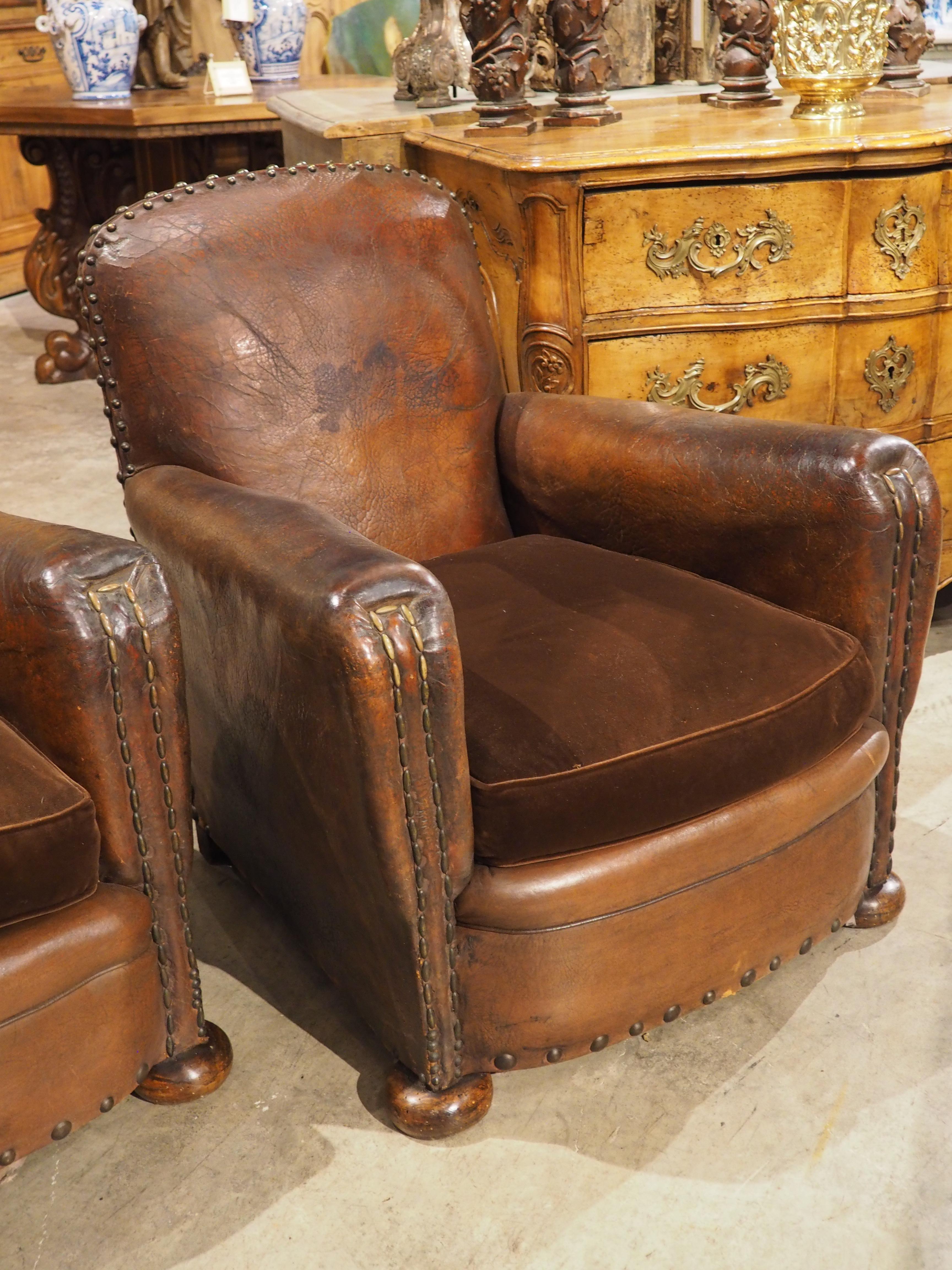 Pareja de auténticos sillones Club de cuero tachonado de los años 30 procedentes de Francia en venta 14