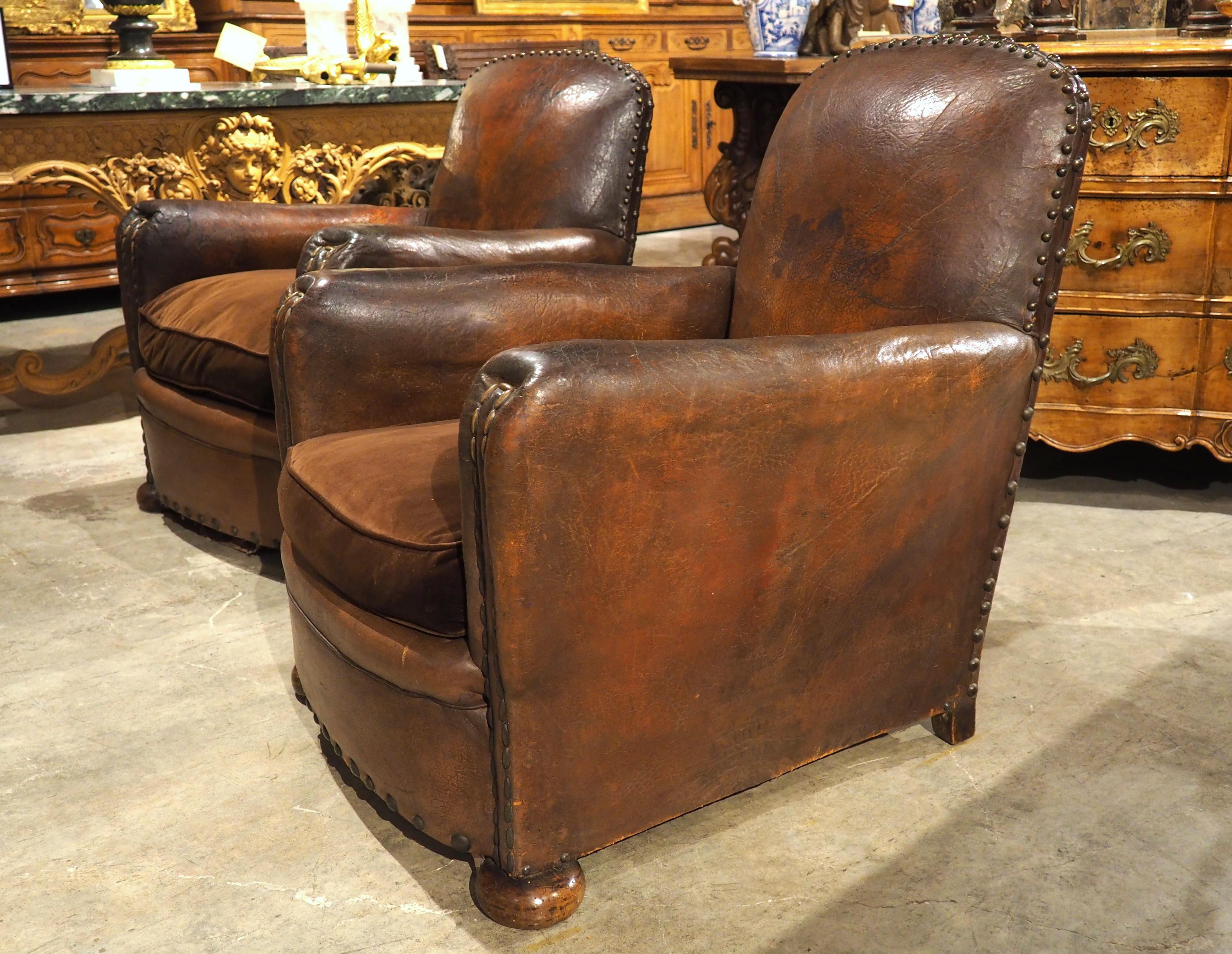 Pareja de auténticos sillones Club de cuero tachonado de los años 30 procedentes de Francia Francés en venta