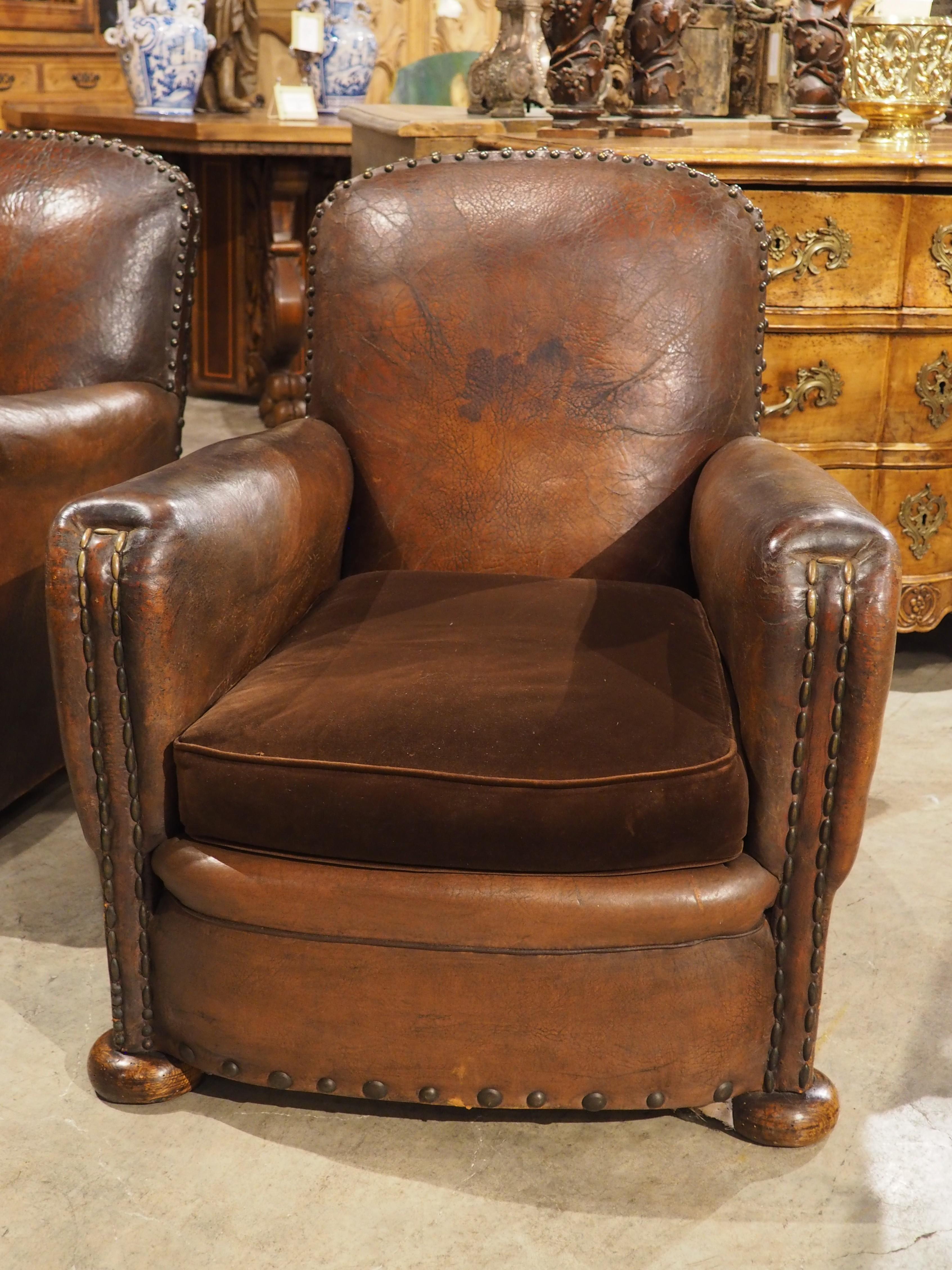 Pareja de auténticos sillones Club de cuero tachonado de los años 30 procedentes de Francia en venta 1