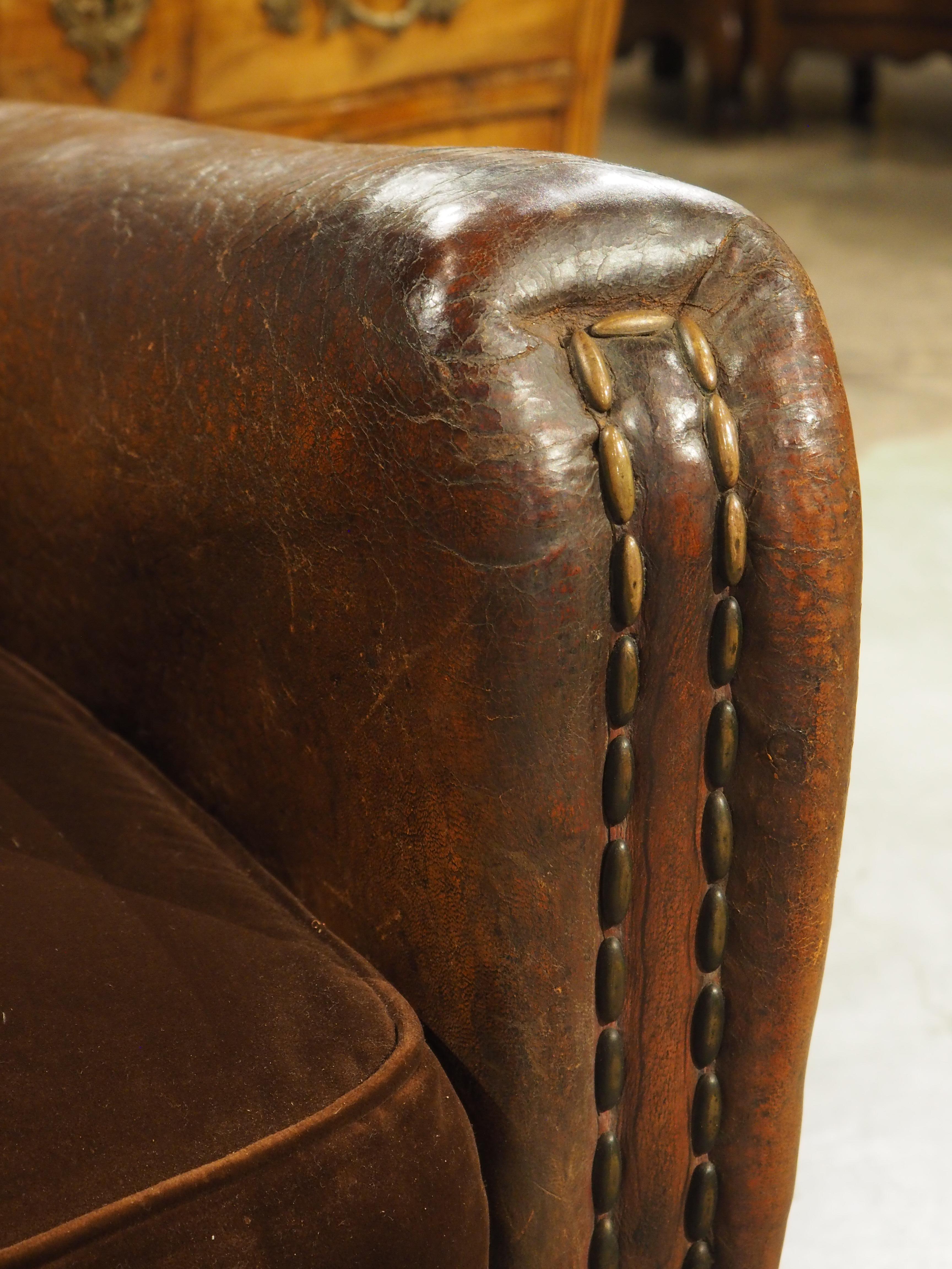 Pareja de auténticos sillones Club de cuero tachonado de los años 30 procedentes de Francia en venta 2
