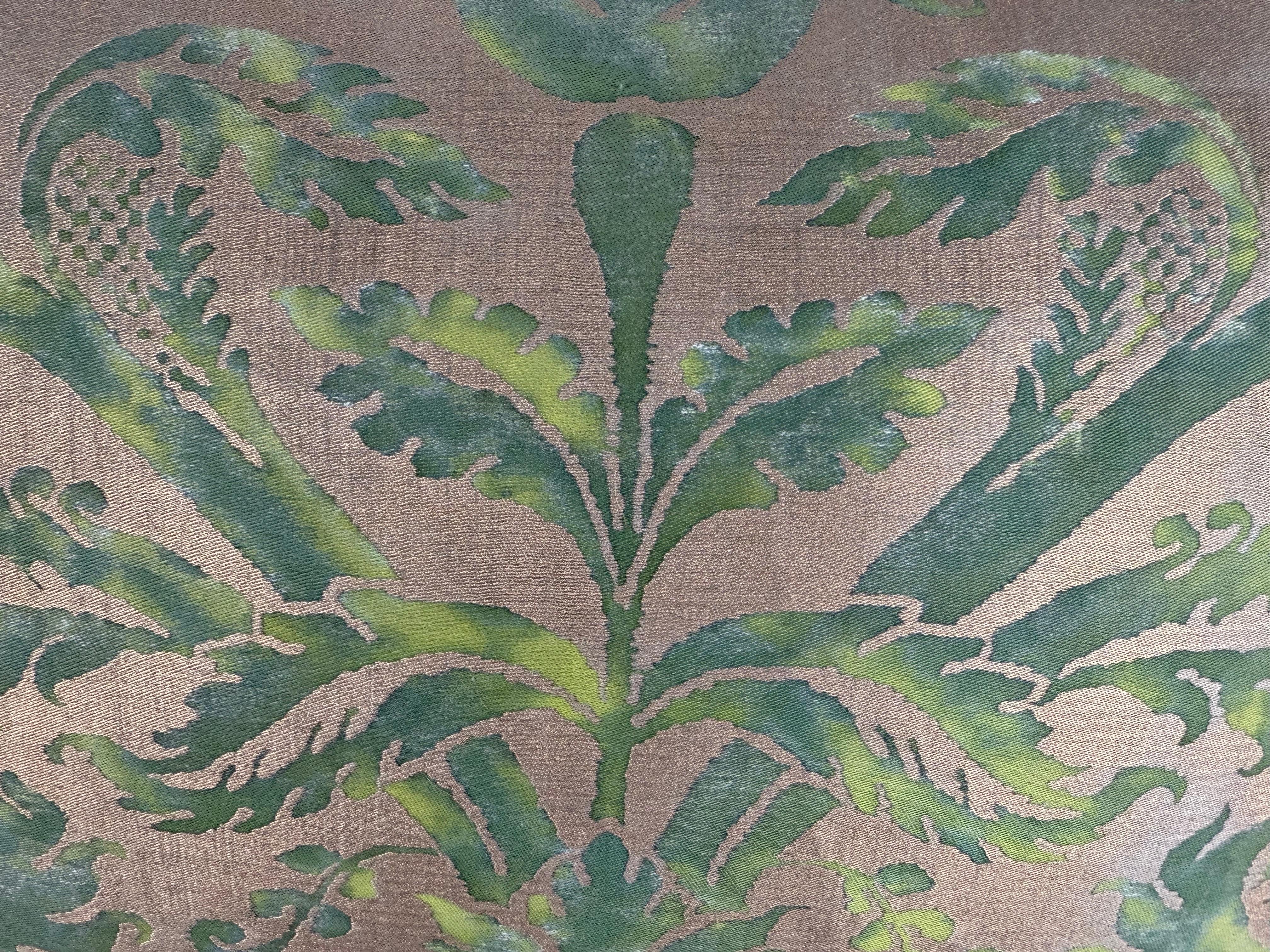 Un'impressionante coppia di cuscini personalizzati da Melissa Levinson, creati con l'autentico tessuto 