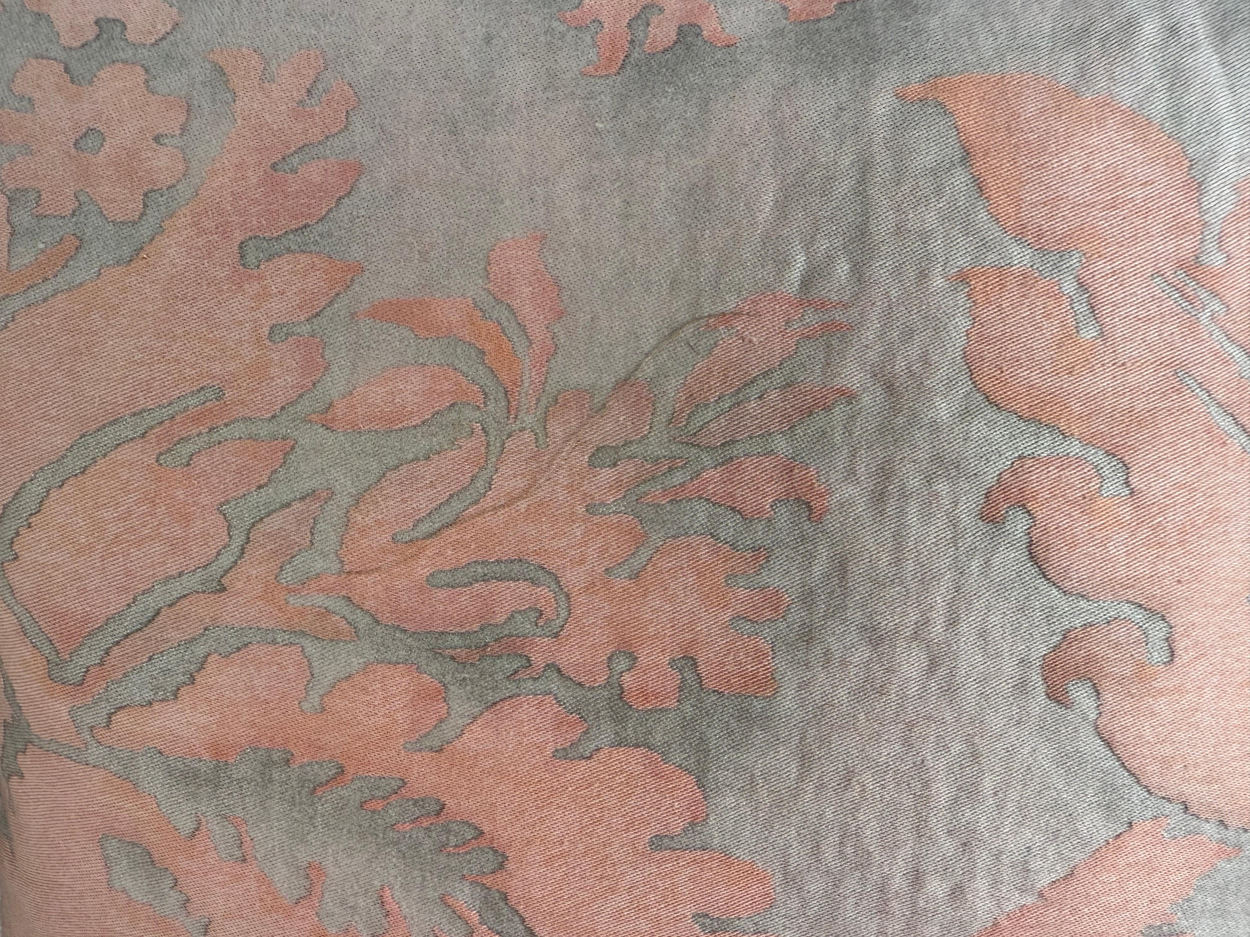 Barocco Coppia di autentici cuscini di velluto Fortuny in morbido corallo in vendita