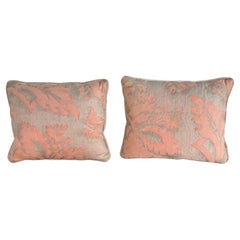 Paire d'authentiques oreillers en velours de Fortuny en corail doux