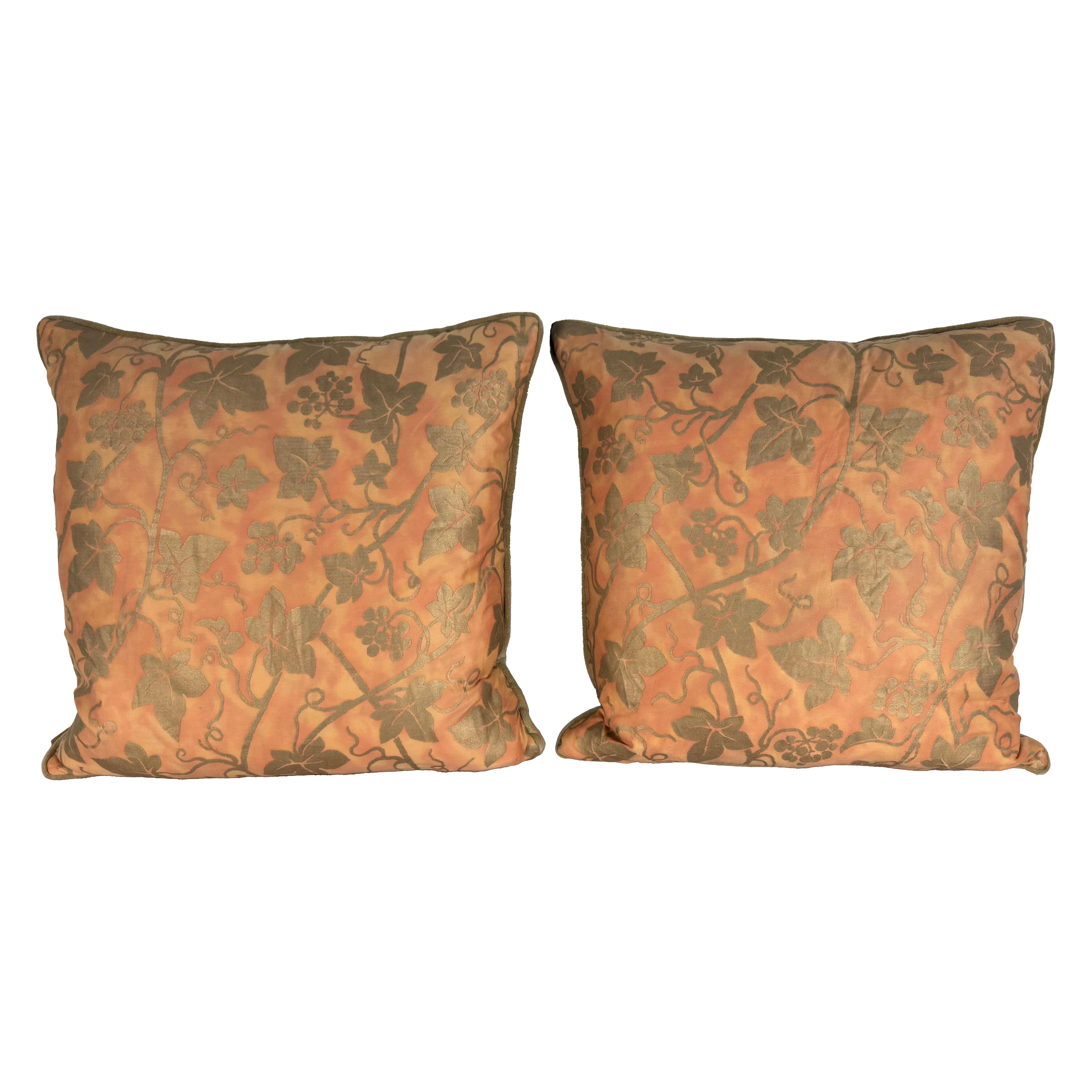 Coppia di autentici cuscini "Vine
Grapes" di Fortuny in corallo e oro