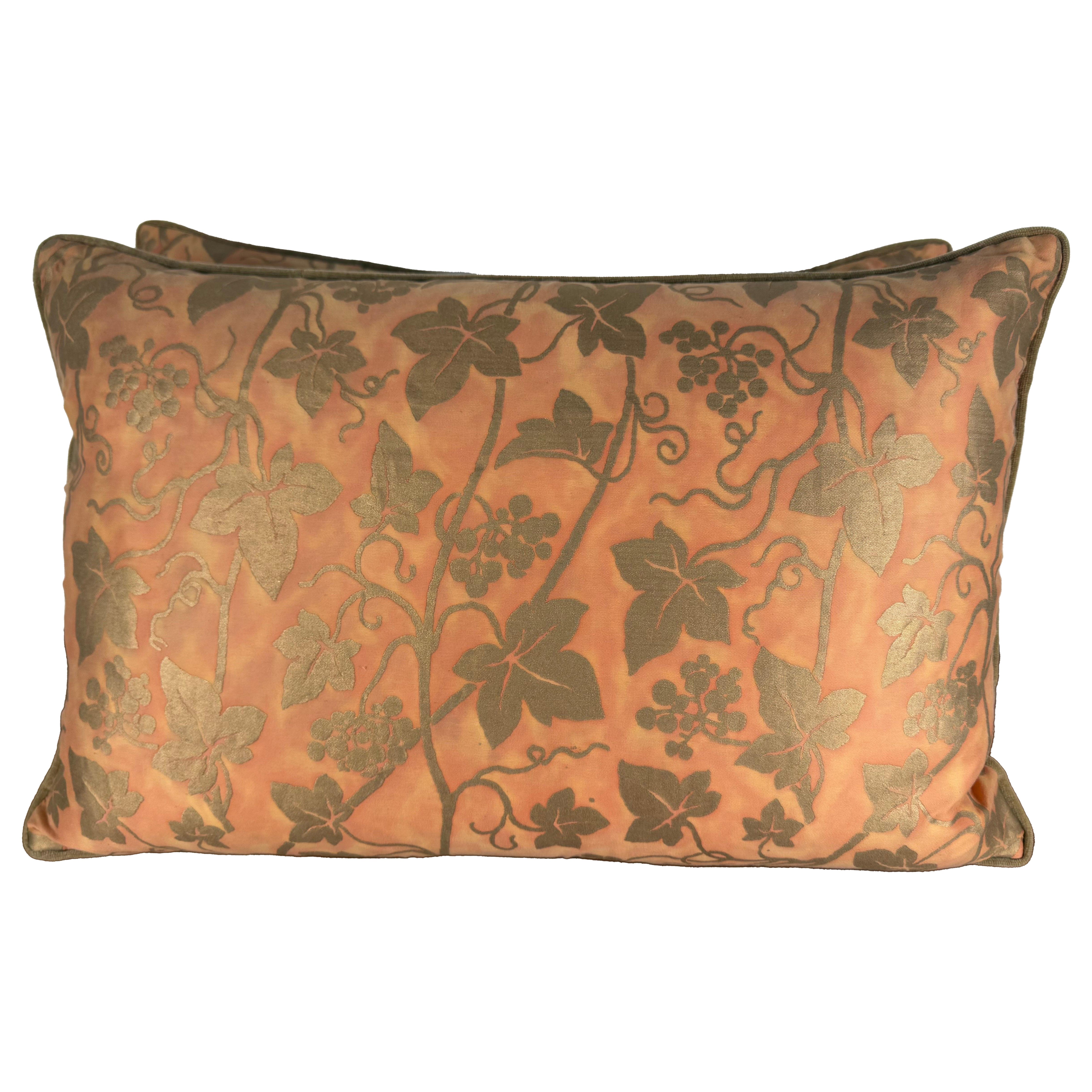 Coppia di autentici cuscini "Vine 
Grapes" di Fortuny in corallo e oro