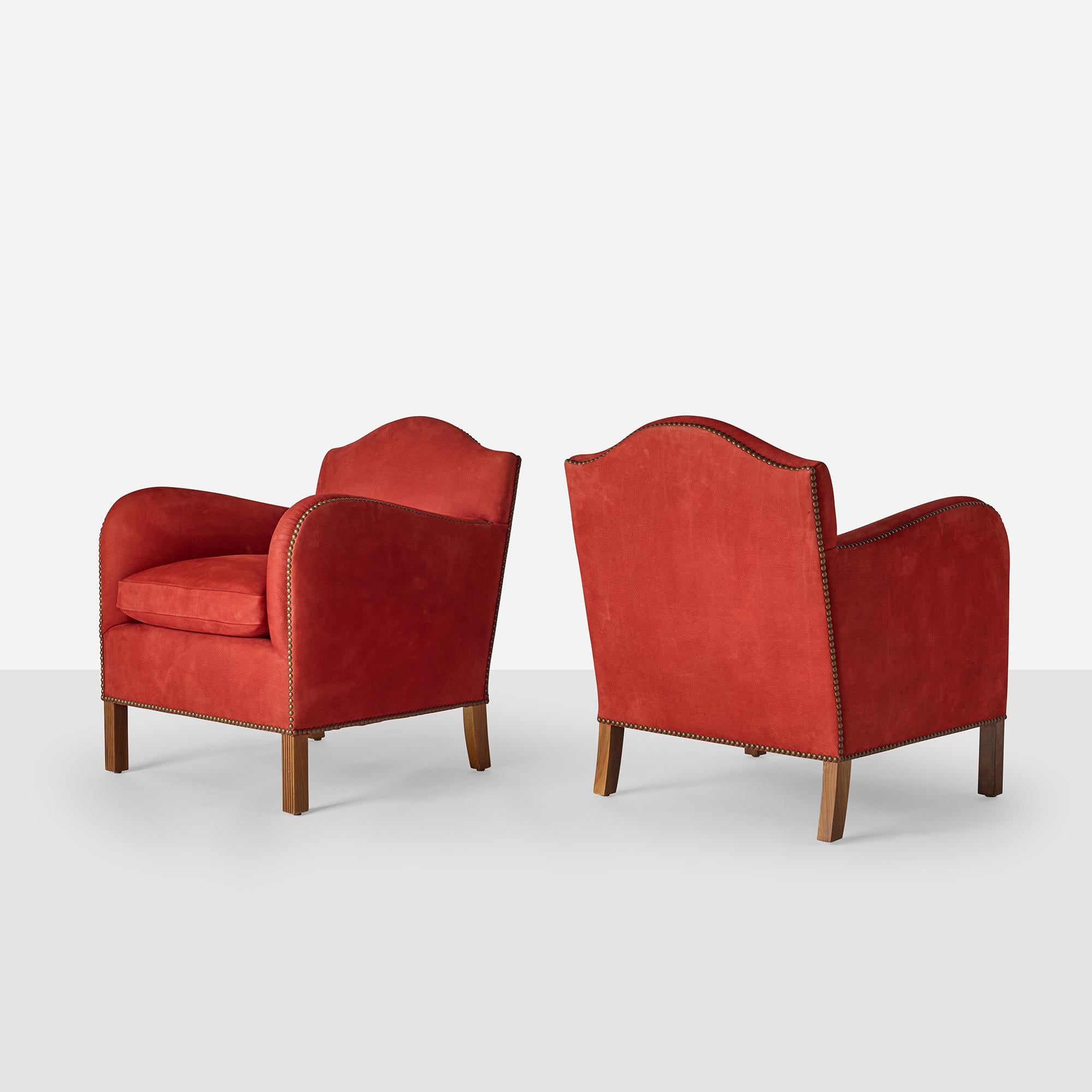 Une interprétation moderne des fauteuils club des années 1930 de Frits Henningsen. Dossier façonné et pieds cannelés en acajou avec têtes de clous en laiton.

Rembourré en nubuck rouge. Les chaises montrent une utilisation légère avec des marques