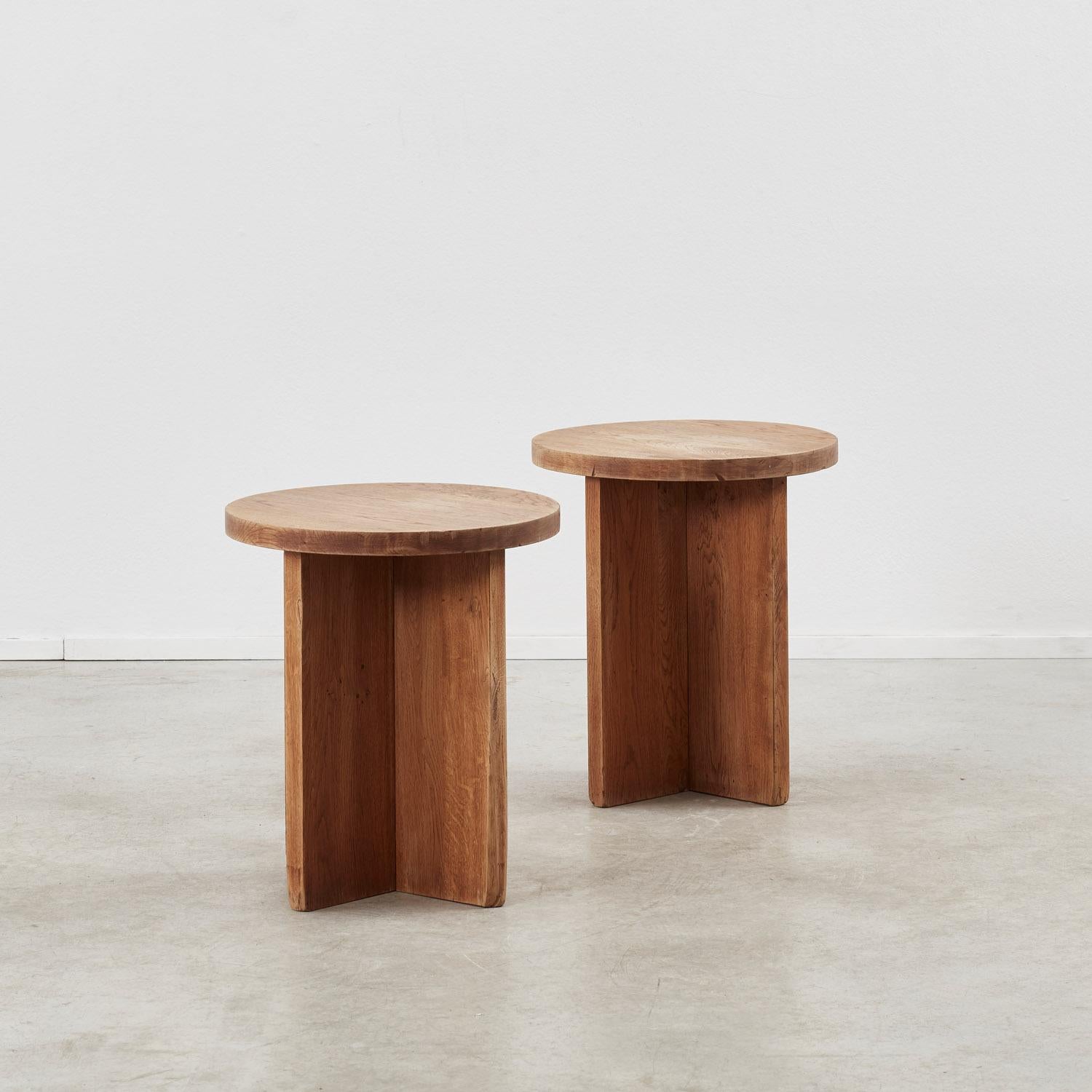 Un par de mesas auxiliares de roble diseñadas por Axel Einar Hjorth (1888-1959). El diseñador de muebles sueco fue diseñador jefe de Nordiska Kompaniet, conocido por su singular visión minimalista en el diseño de muebles.

Considerado uno de los