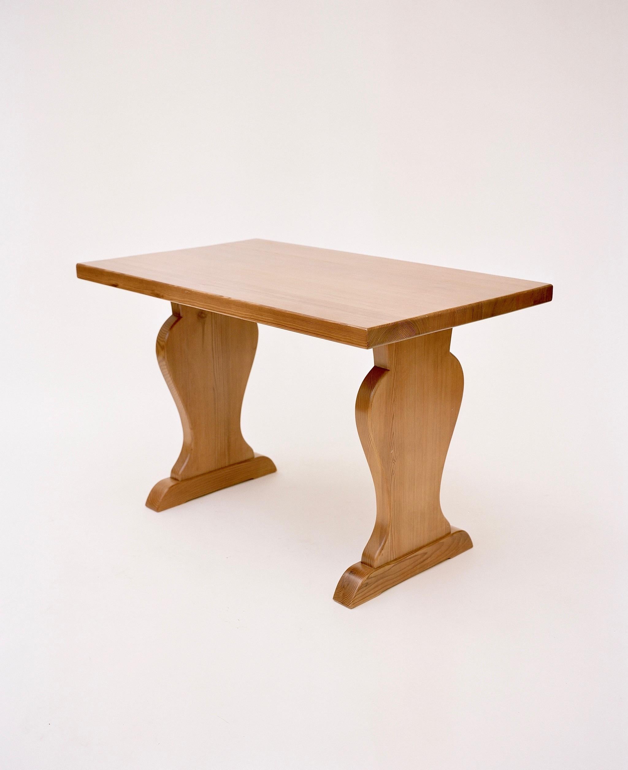A pair of pine wood tables, that would serve as excellent bedside or side tables based on the height, designed by Axel Einar Hjorth for Nordiska Kompaniet. Between 1926-1938, Hjorth was the lead designer for Sweden’s Nordiska Kompaniet department