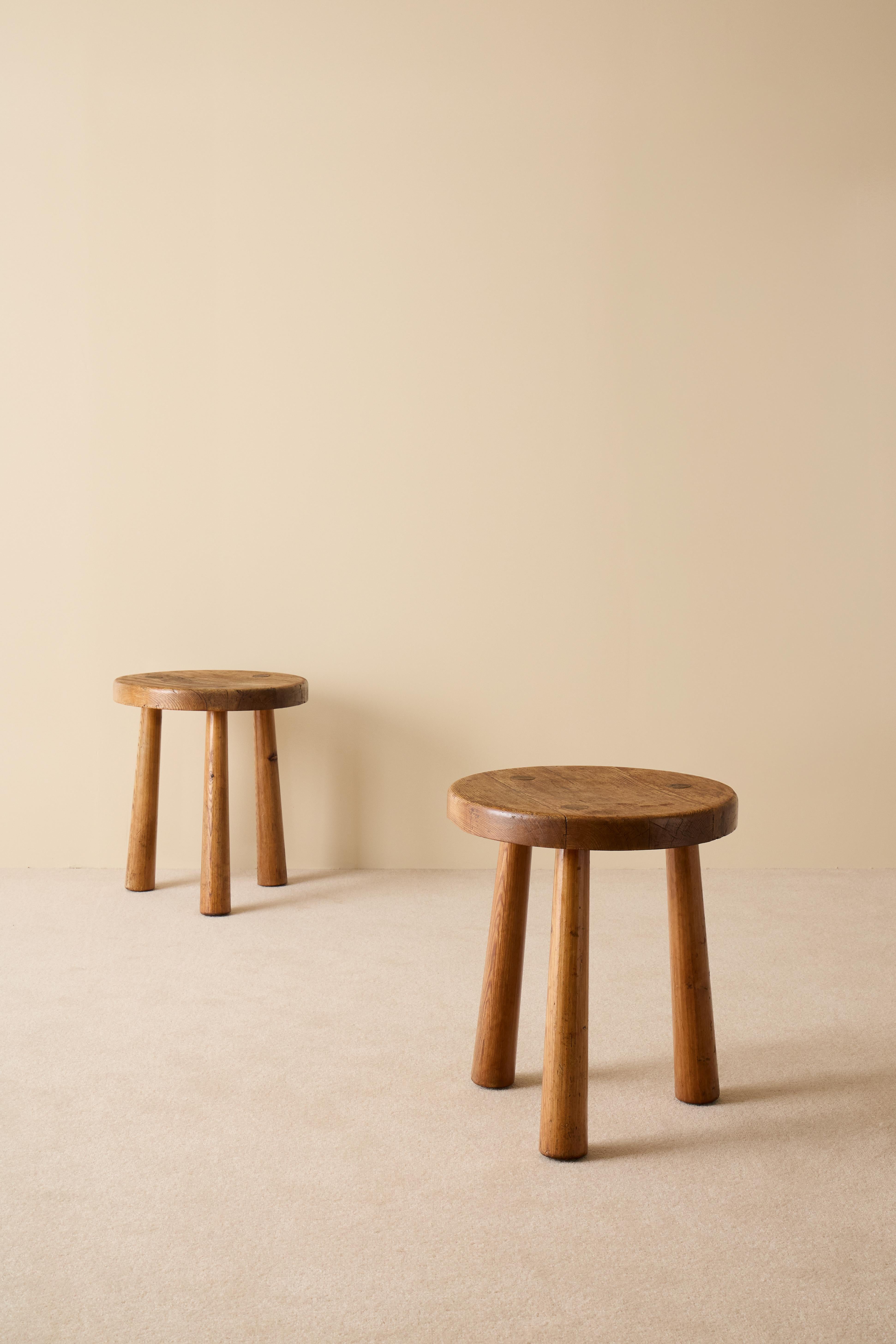 Rare paire de tabourets / tables d'appoint en pin Skoga conçus par Axel-Einar Hjorth, années 1930.
Produit par Nordiska Kompaniet.