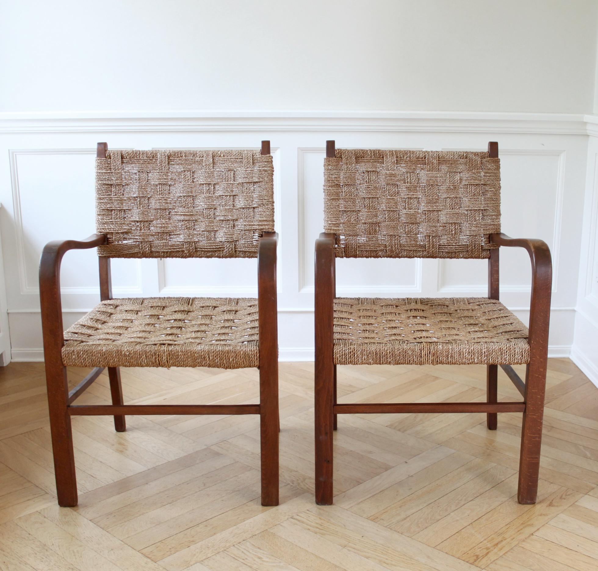 AXEL LARSSON   &   MODERNO SCANDINAVO

Bellissima coppia di poltrone moderne scandinave in corda intrecciata di Axel Larsson per Bodafors, Svezia, anni Trenta. 

Telaio in noce oliato e corda originale in seagrass. 

Il design scultoreo rende le