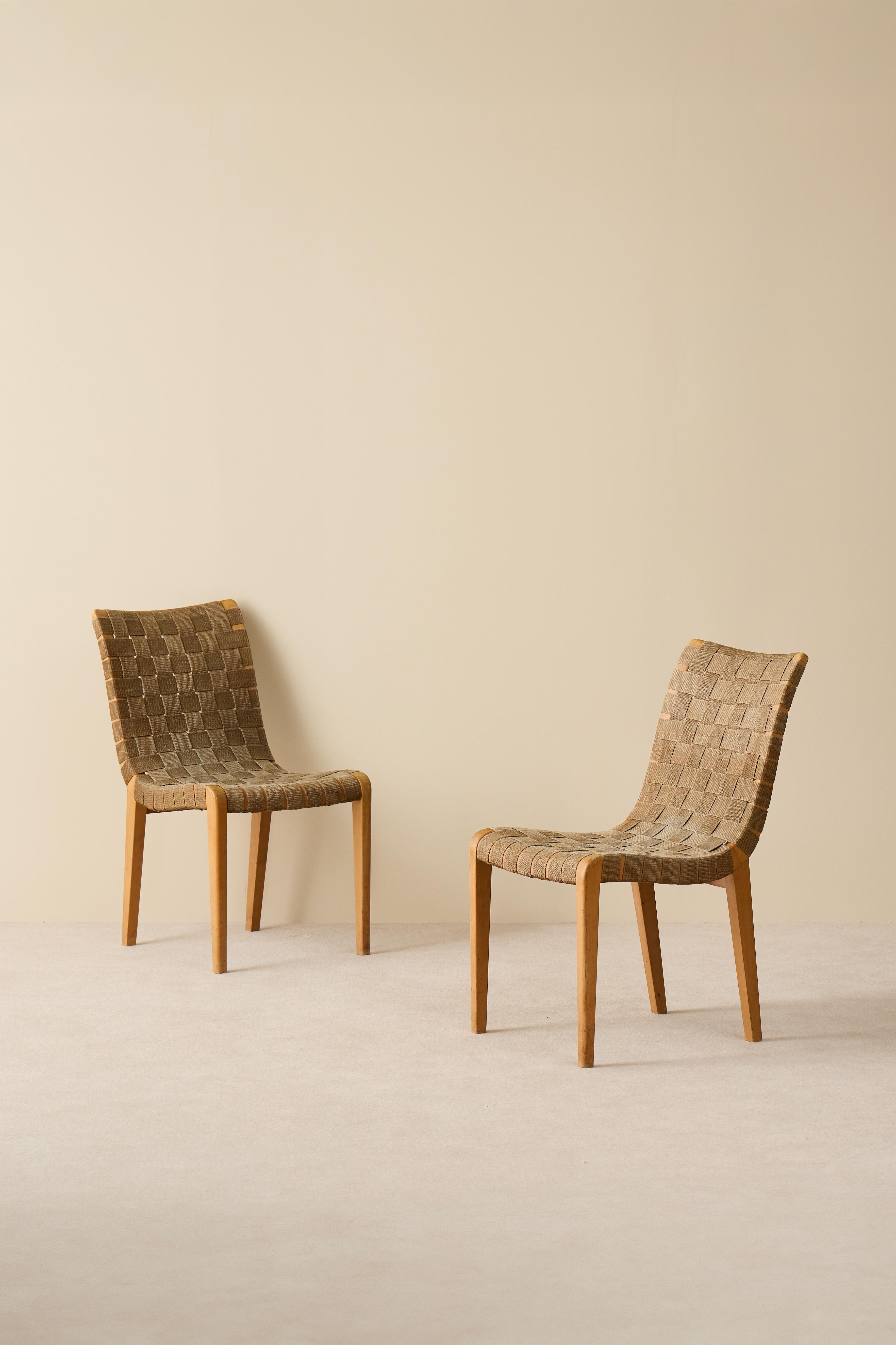 Seltenes Paar Axel Larsson-Stühle, hergestellt von SMF, Bodafors, 1940er Jahre. Unterschrieben.
Sehr guter Vintage-Zustand mit kleinen Gebrauchsspuren und Patina.