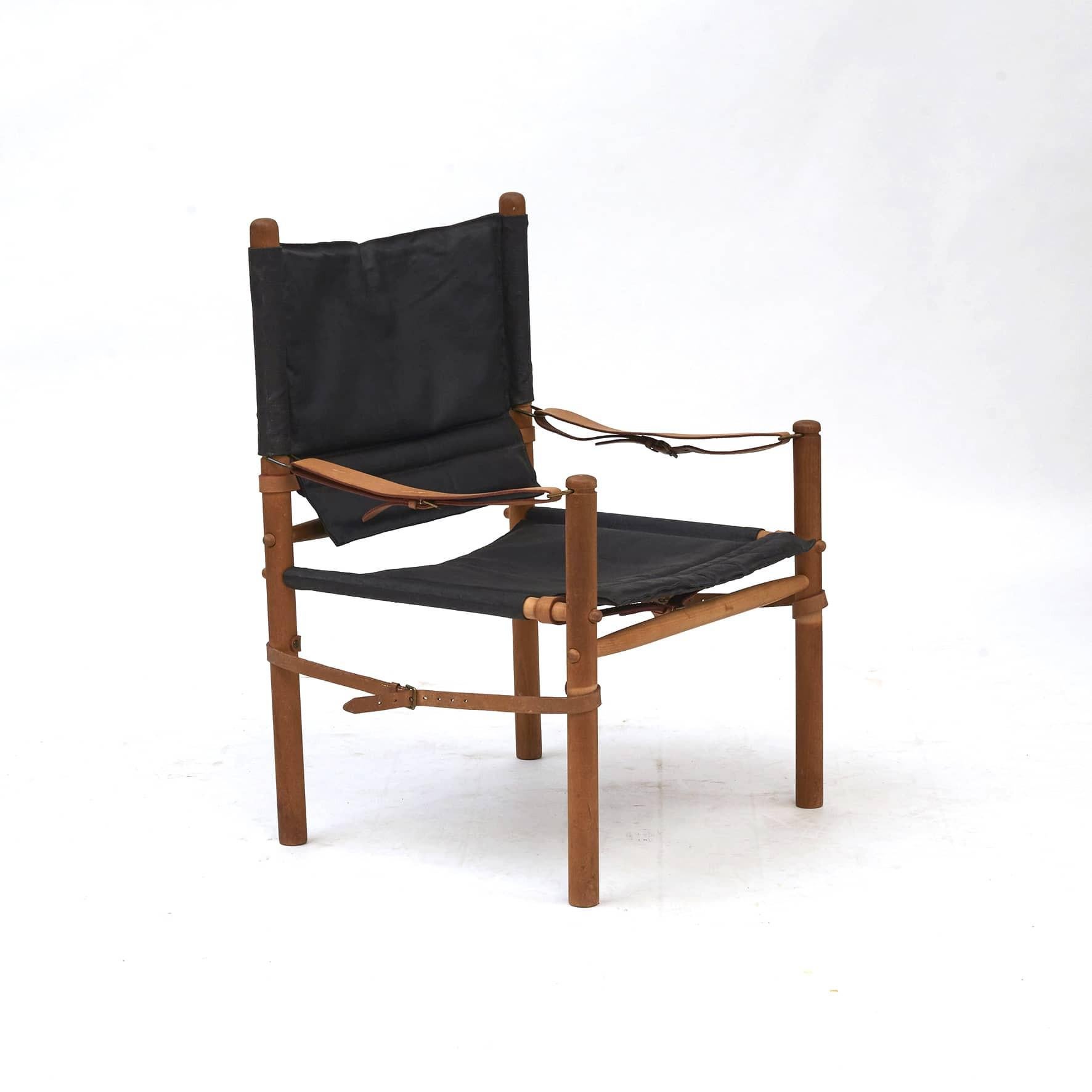Pair of Oasis Safari chairs designed by Axel Thygesen for Interna, circa 1965.
Designed and manufactured in the 1960s.
Beech frame with a black canvas seating.

Untouched in good original condition.
Sold as a pair.