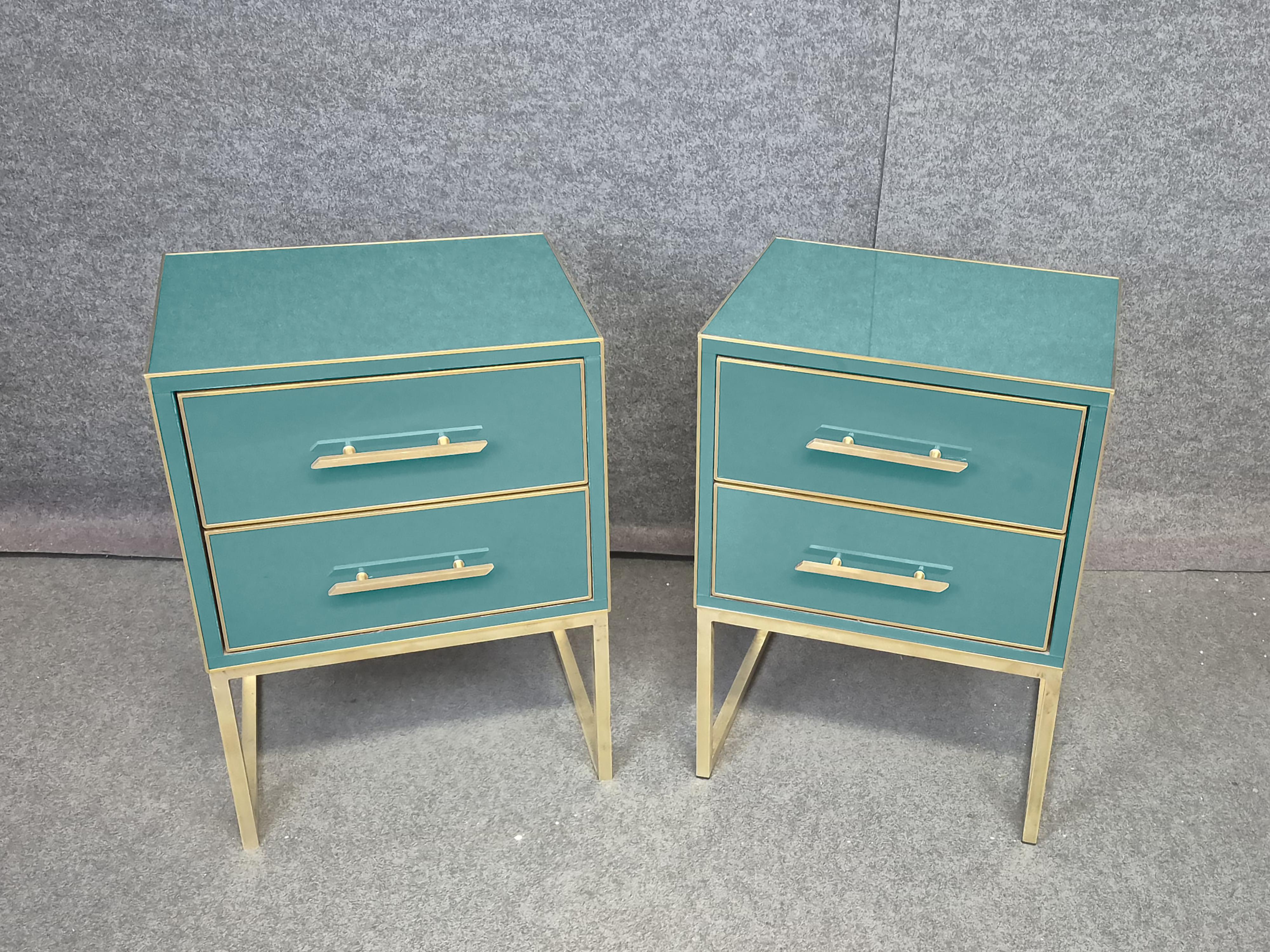 Pair of Azure Bedside Tables, Solid Wood and Brass Edges, 1950s style Available In condizioni Nuovo in vendita a Guazzora, IT