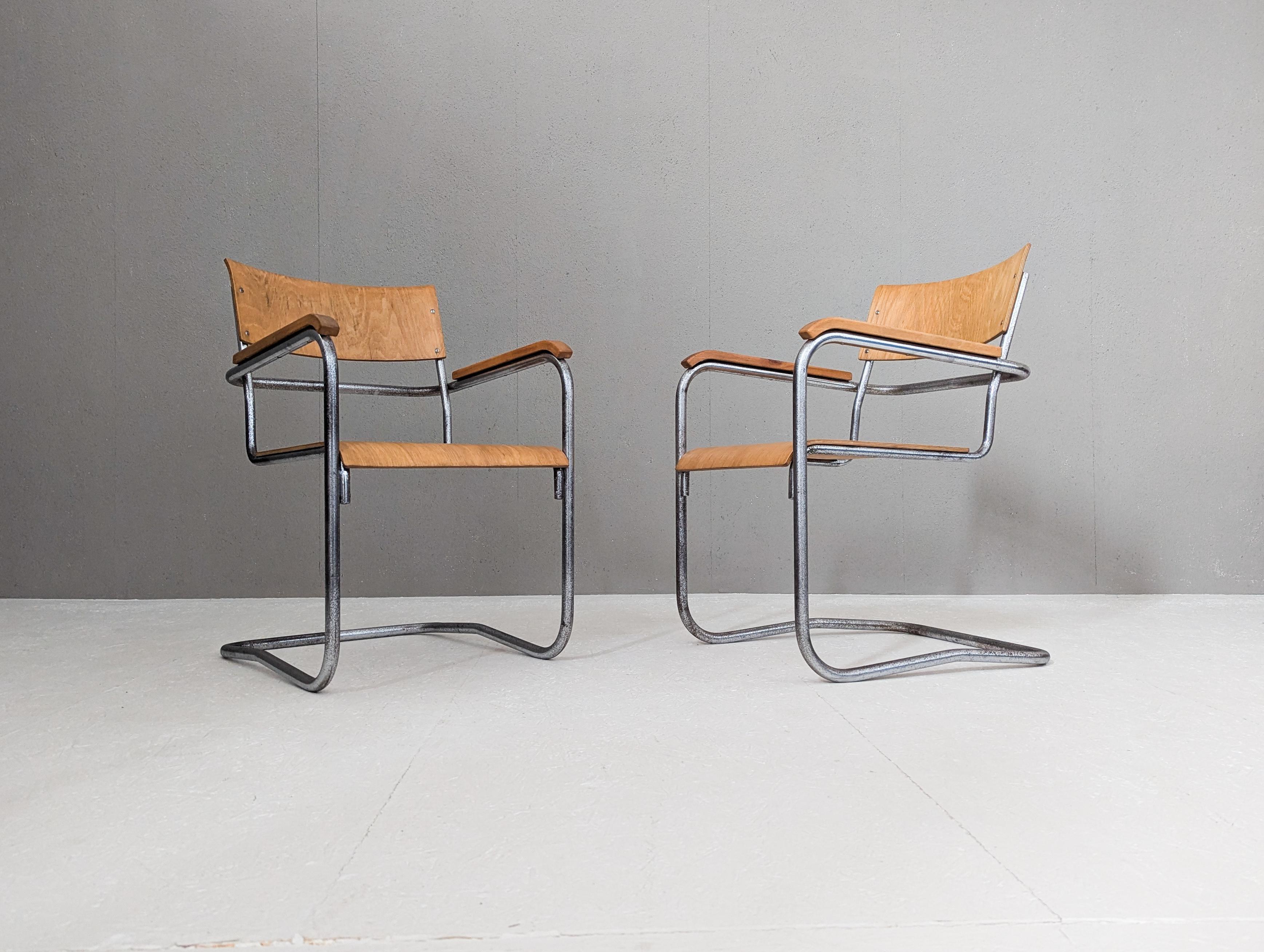 La icónica silla B 34 de Marcel Breuer se reinventa aquí en una variación de Antonín Šámal y producida por Šámal & Co. en Praga durante la década de 1930, en la antigua Checoslovaquia. Estas raras piezas de coleccionista muestran una mezcla