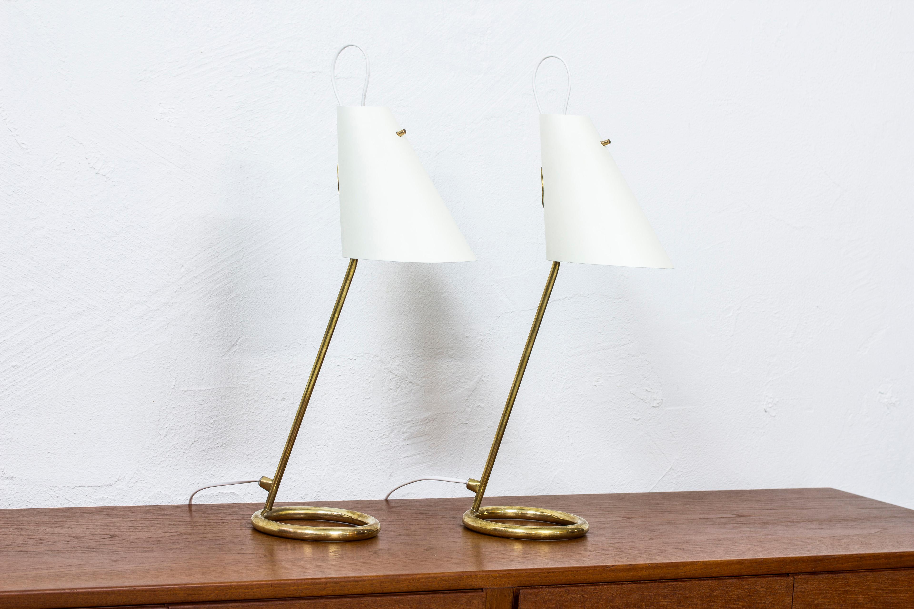 Très rare paire de lampes de table B 90 conçues par Hans-Agne Jakobsson. Produit par sa propre société, vers 1961-1962, en très peu d'exemplaires. Fabriqué en laiton poli avec des abat-jour en aluminium laqué gris clair. Interrupteur d'éclairage
