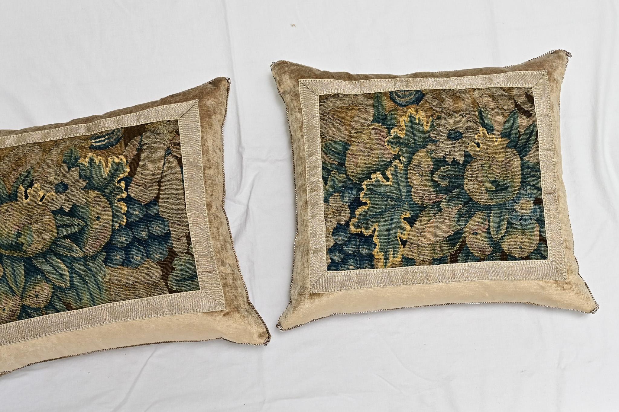 Autre Paire de coussins en tapisserie I. B. Viz du 17e siècle en vente