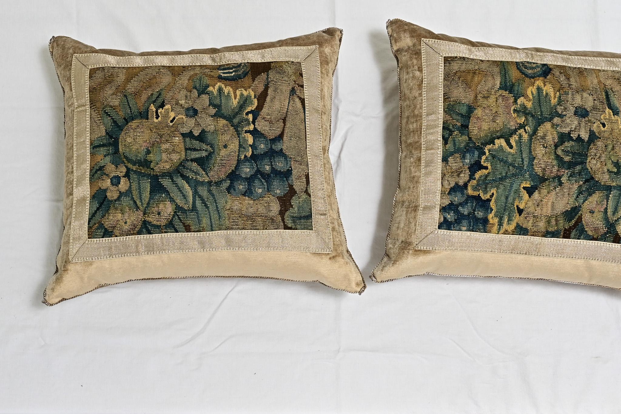 Américain Paire de coussins en tapisserie I. B. Viz du 17e siècle en vente