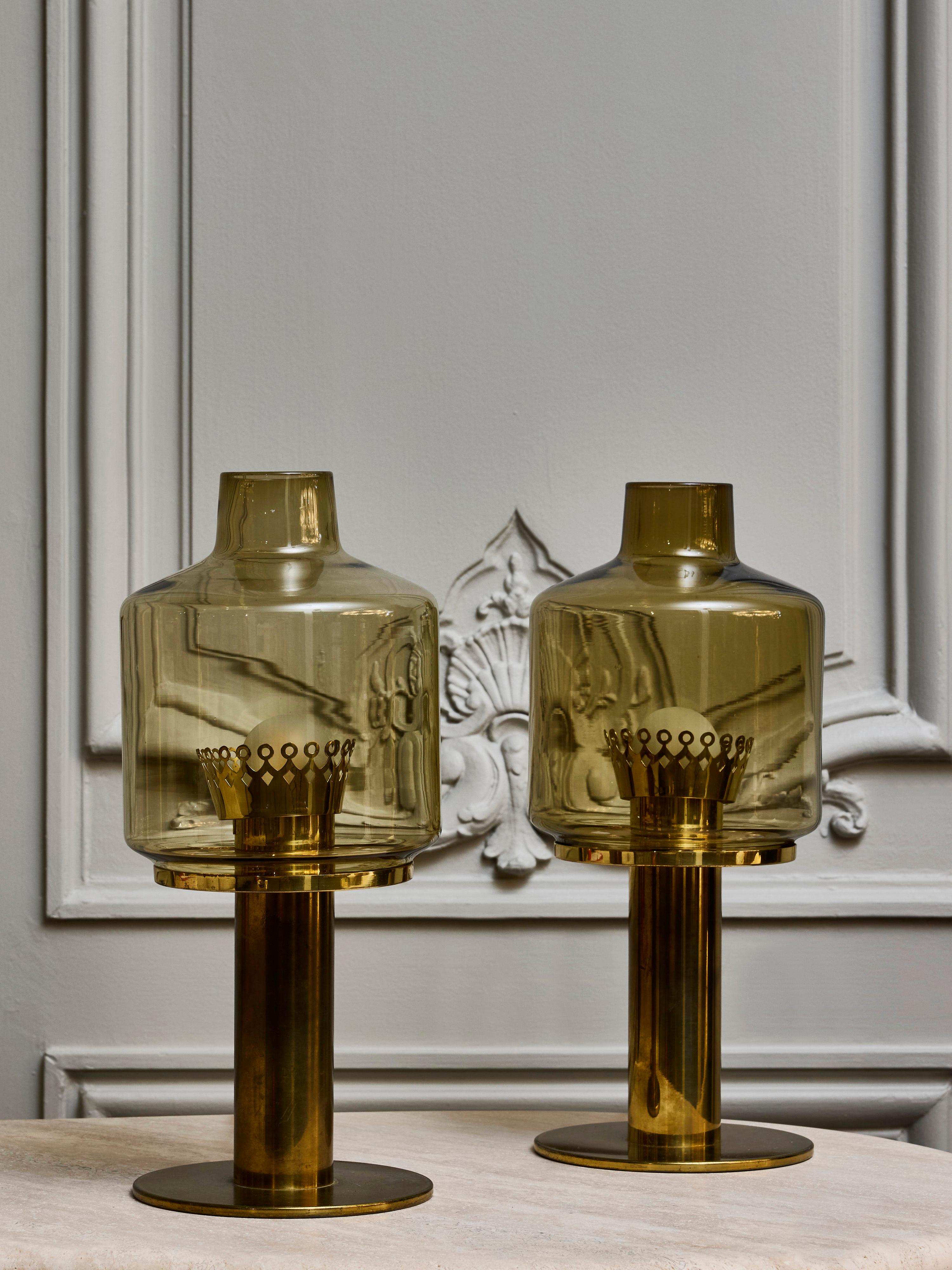 Paire de lampes de table B102 par Hans Agnes Jakobsson

Ces lampes exquises sont fabriquées en laiton et dotées d'un abat-jour en verre moulé. La couronne décorative qui entoure l'ampoule, souvent absente sur ces modèles, est un point fort.

Les