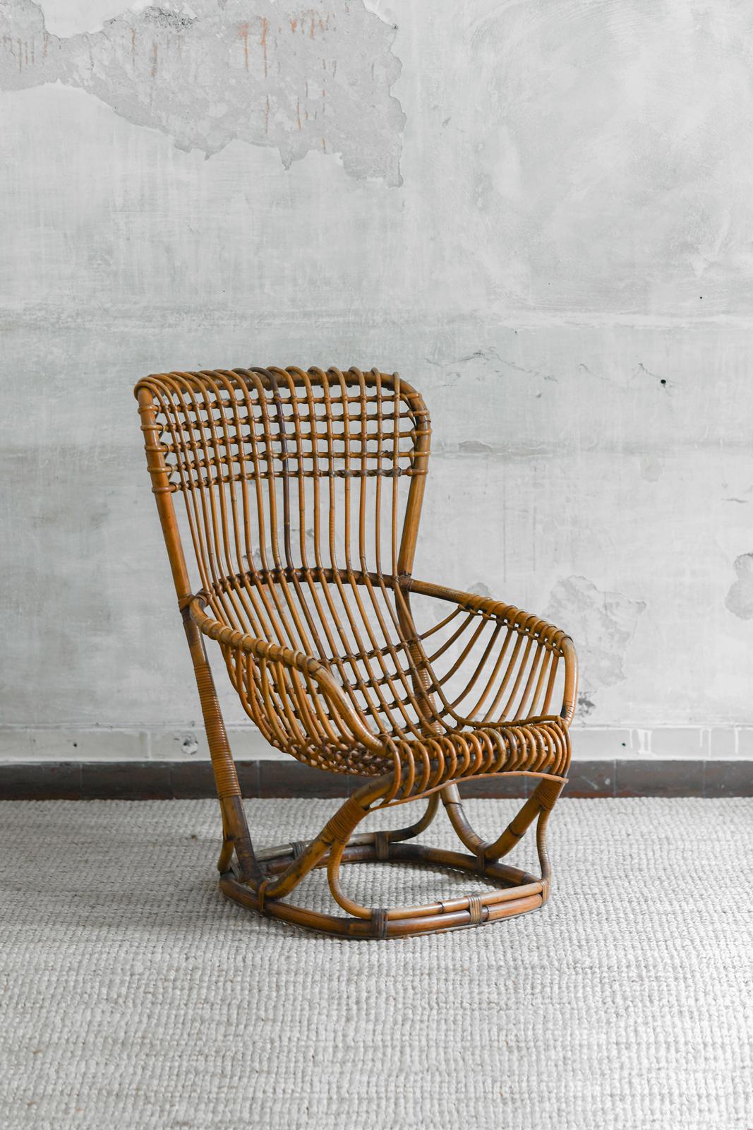 Coppia di poltrone B4 in vimini e bambù di Tito Agnoli, anni '70
Gli articoli sono accompagnati da un certificato di autenticità rilasciato da Bonacina1889.
Dimensioni: 67 L x 100 H x 90 D cm