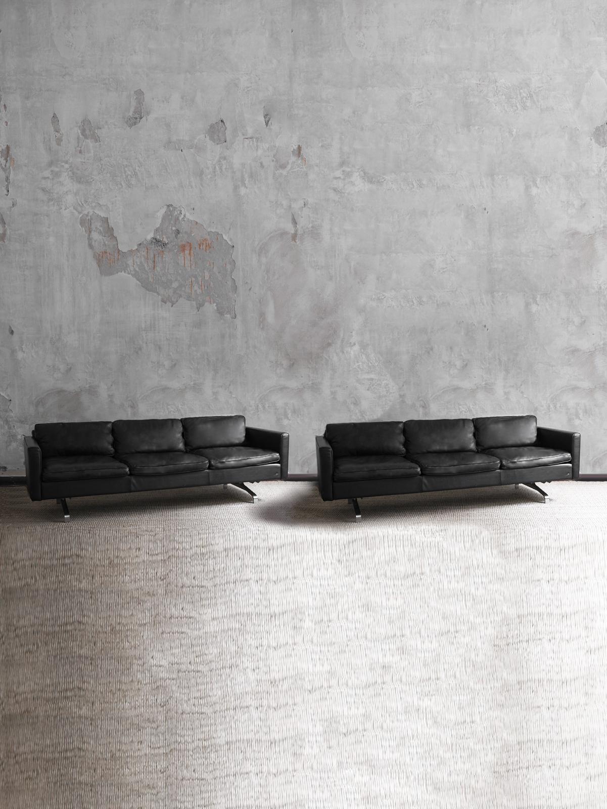 Coppia di divani B6 Gruppen, anni '80
Dettagli del prodotto
In ecopelle nera con gambe in metallo cromato.
Dimensioni: 220 L × 66 H x 79 D cm
L'articolo può presentare lievi segni di usura.
Su richiesta, può essere venduto come unità singola. 