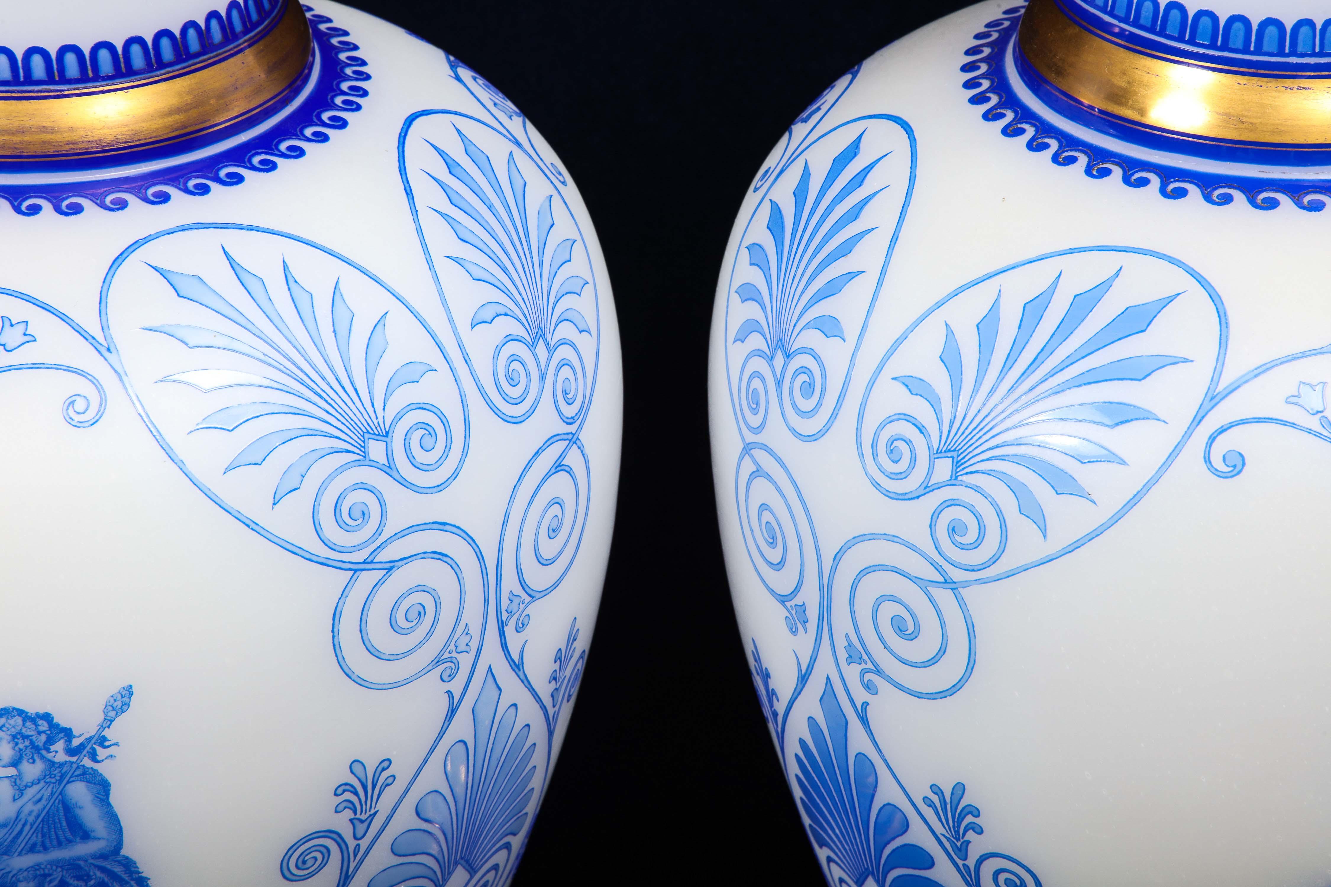 Paire de vases Baccarat en verre opalin blanc cassé bleu à double superposition camée à l'acide en vente 6