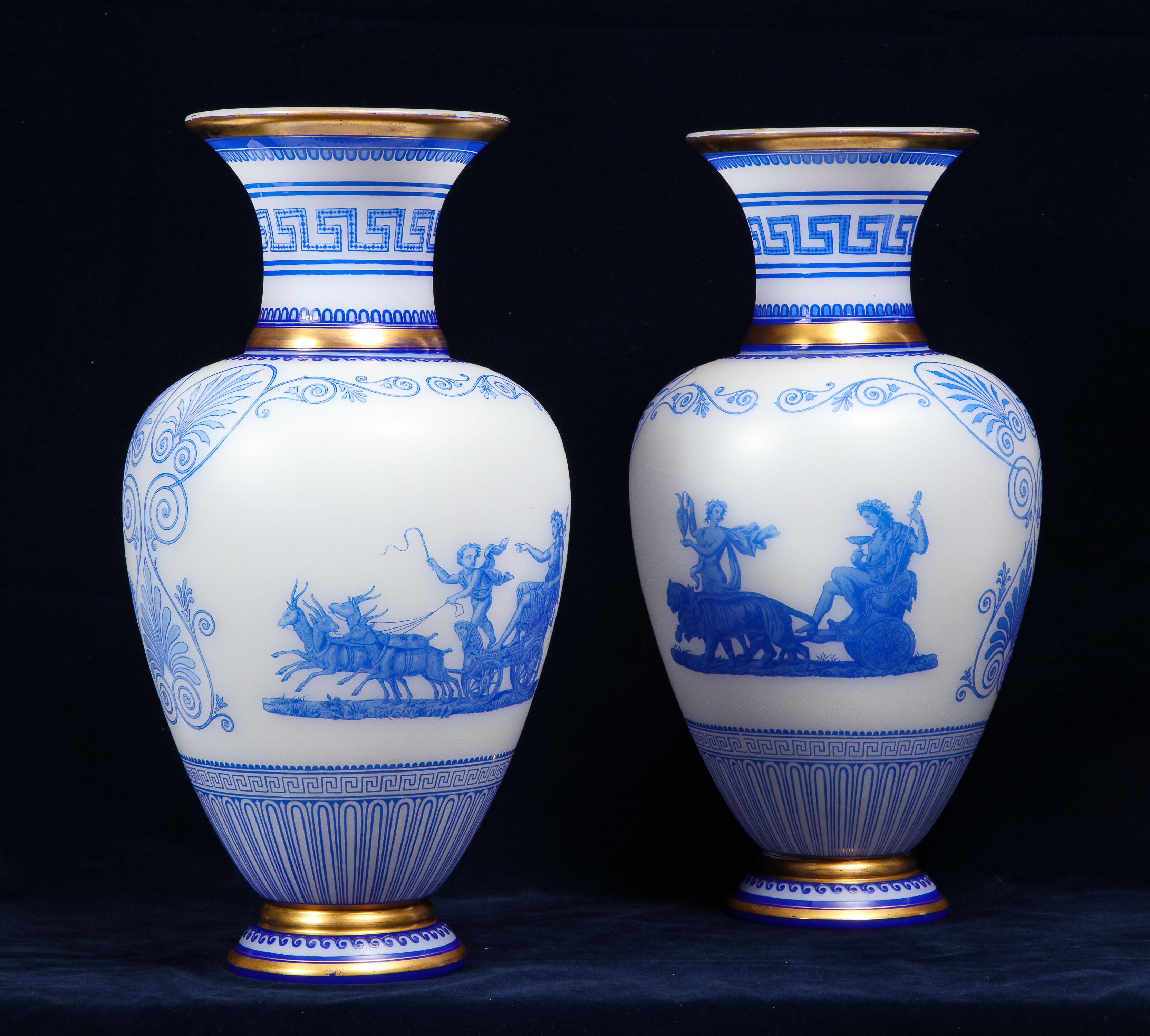 Néoclassique Paire de vases Baccarat en verre opalin blanc cassé bleu à double superposition camée à l'acide en vente