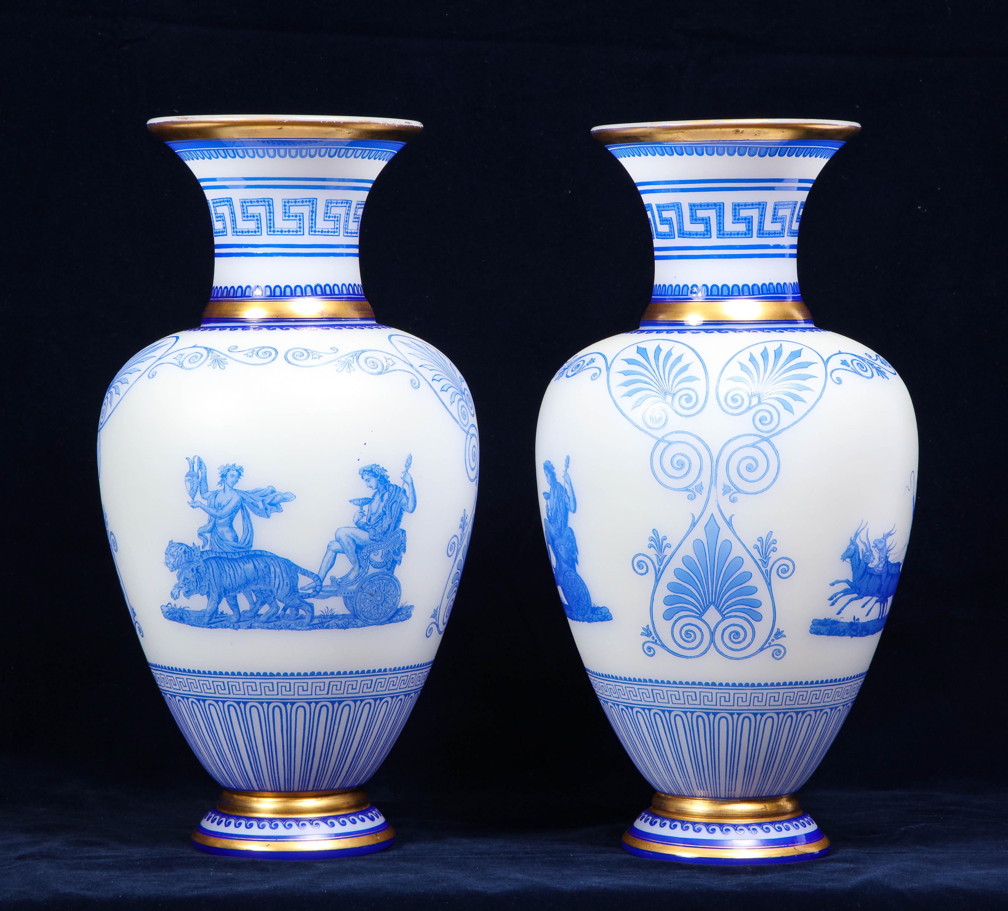 Français Paire de vases Baccarat en verre opalin blanc cassé bleu à double superposition camée à l'acide en vente