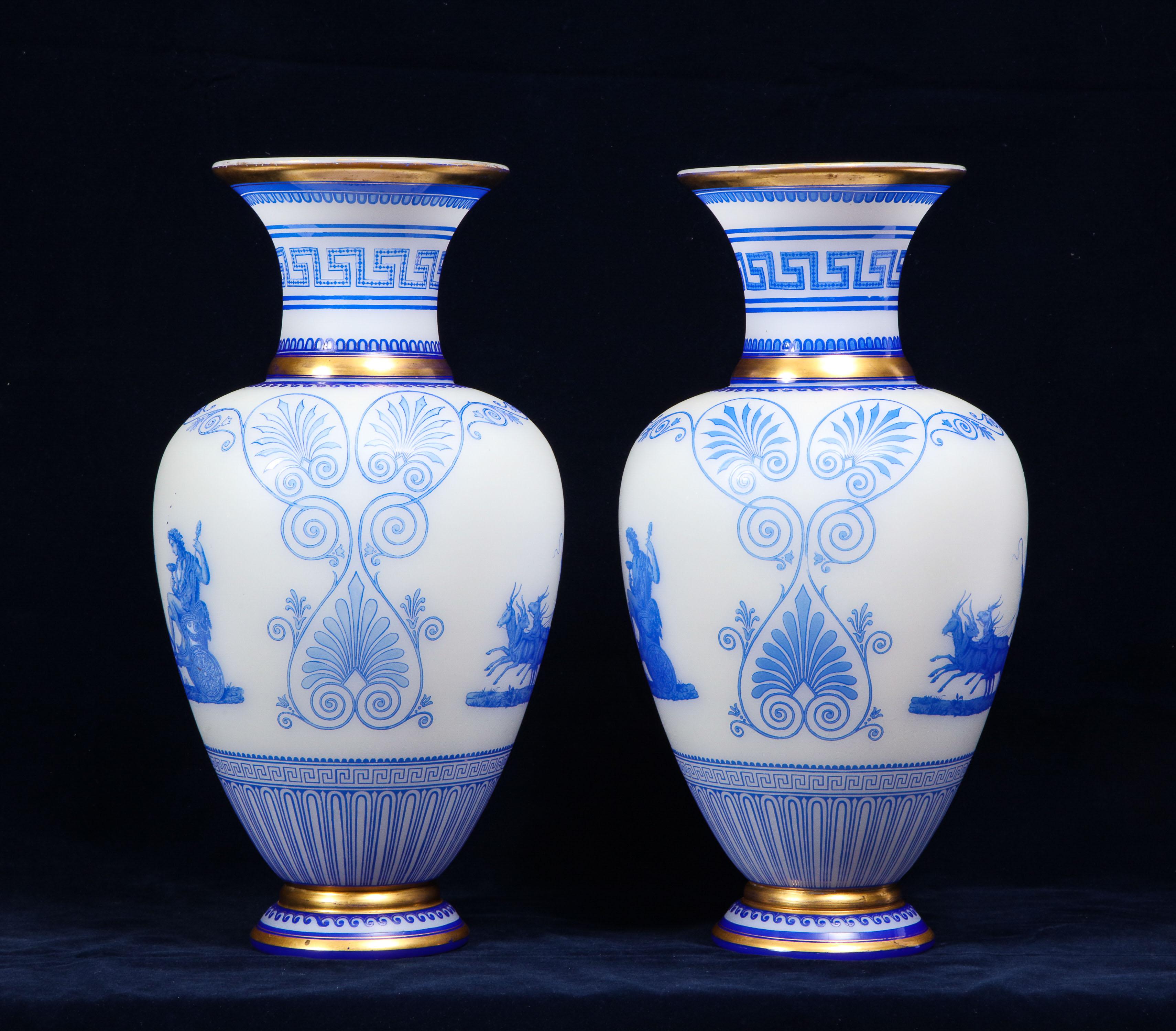 Buriné Paire de vases Baccarat en verre opalin blanc cassé bleu à double superposition camée à l'acide en vente