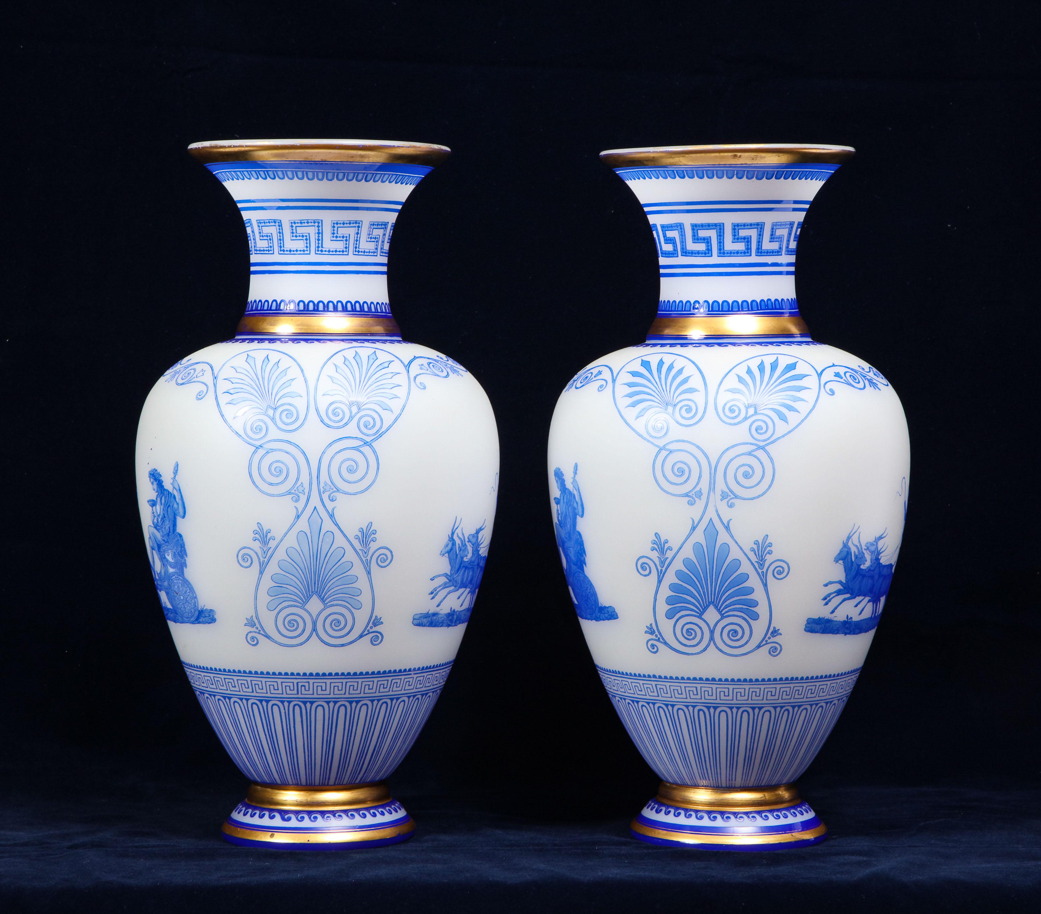 Doré Paire de vases Baccarat en verre opalin blanc cassé bleu à double superposition camée à l'acide en vente