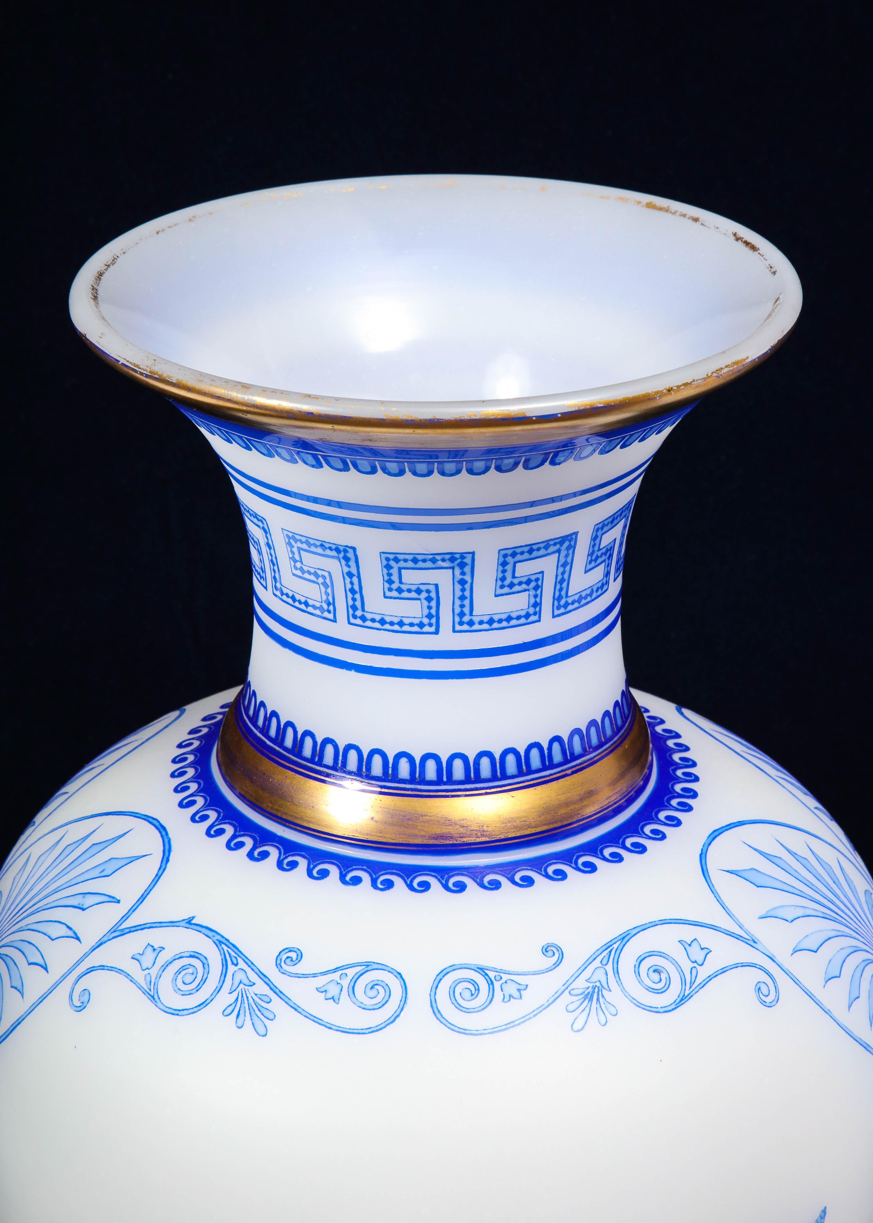 Paire de vases Baccarat en verre opalin blanc cassé bleu à double superposition camée à l'acide en vente 1