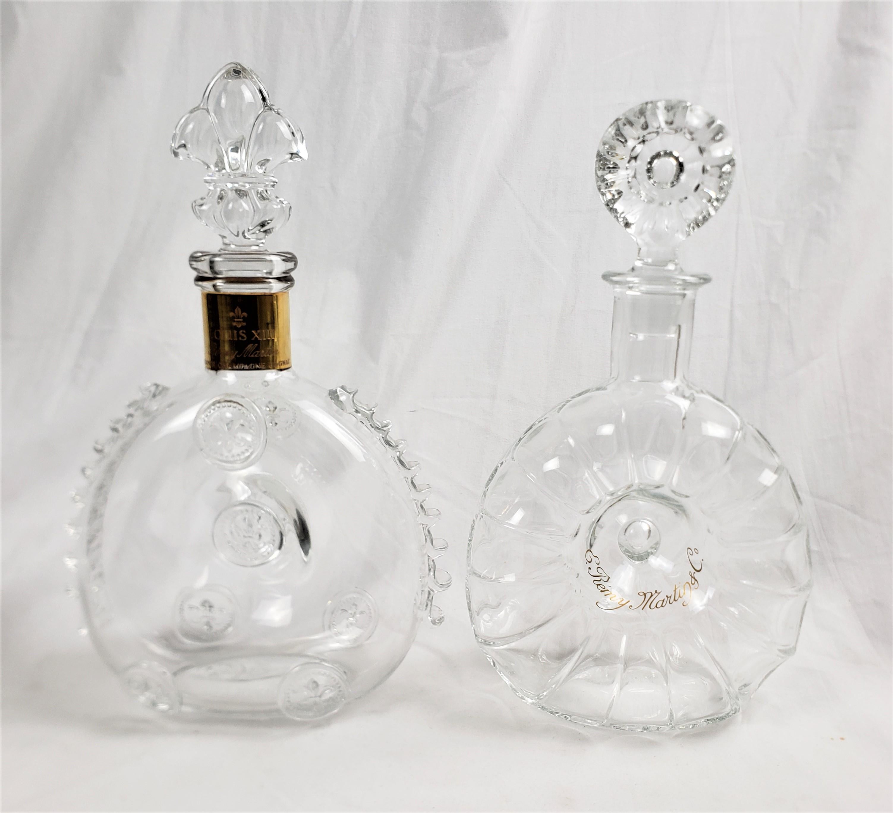 Paar Baccarat-Kristallflaschen aus der Mitte des Jahrhunderts Remy Martin Likörflaschen oder Dekanter (Louis XIII.) im Angebot