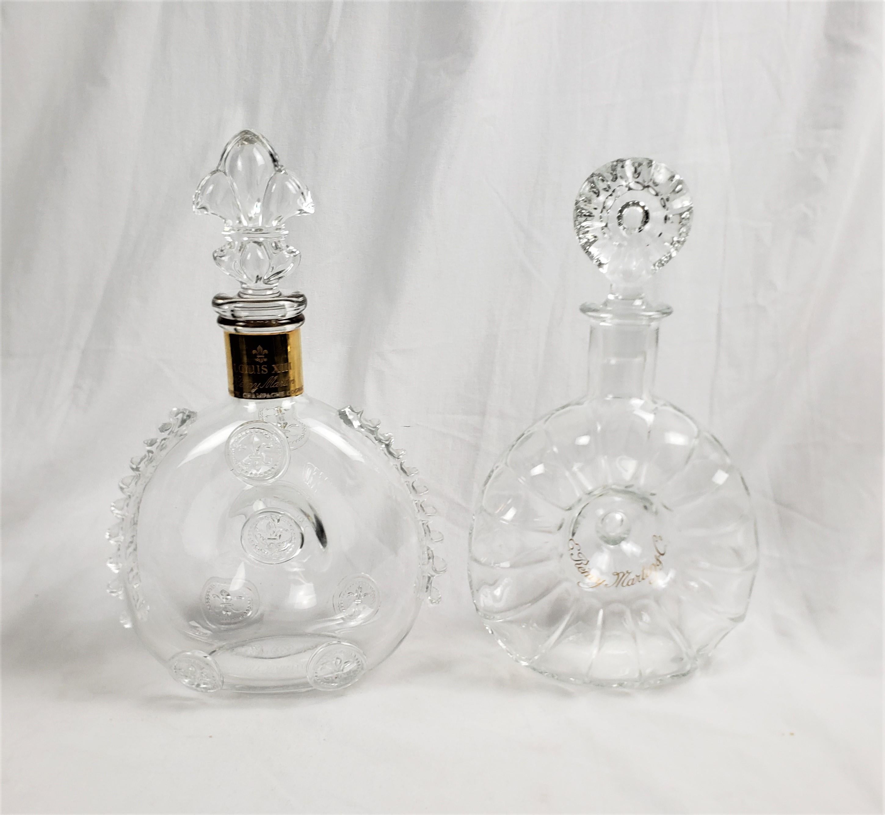 Paar Baccarat-Kristallflaschen aus der Mitte des Jahrhunderts Remy Martin Likörflaschen oder Dekanter (Maschinell gefertigt) im Angebot
