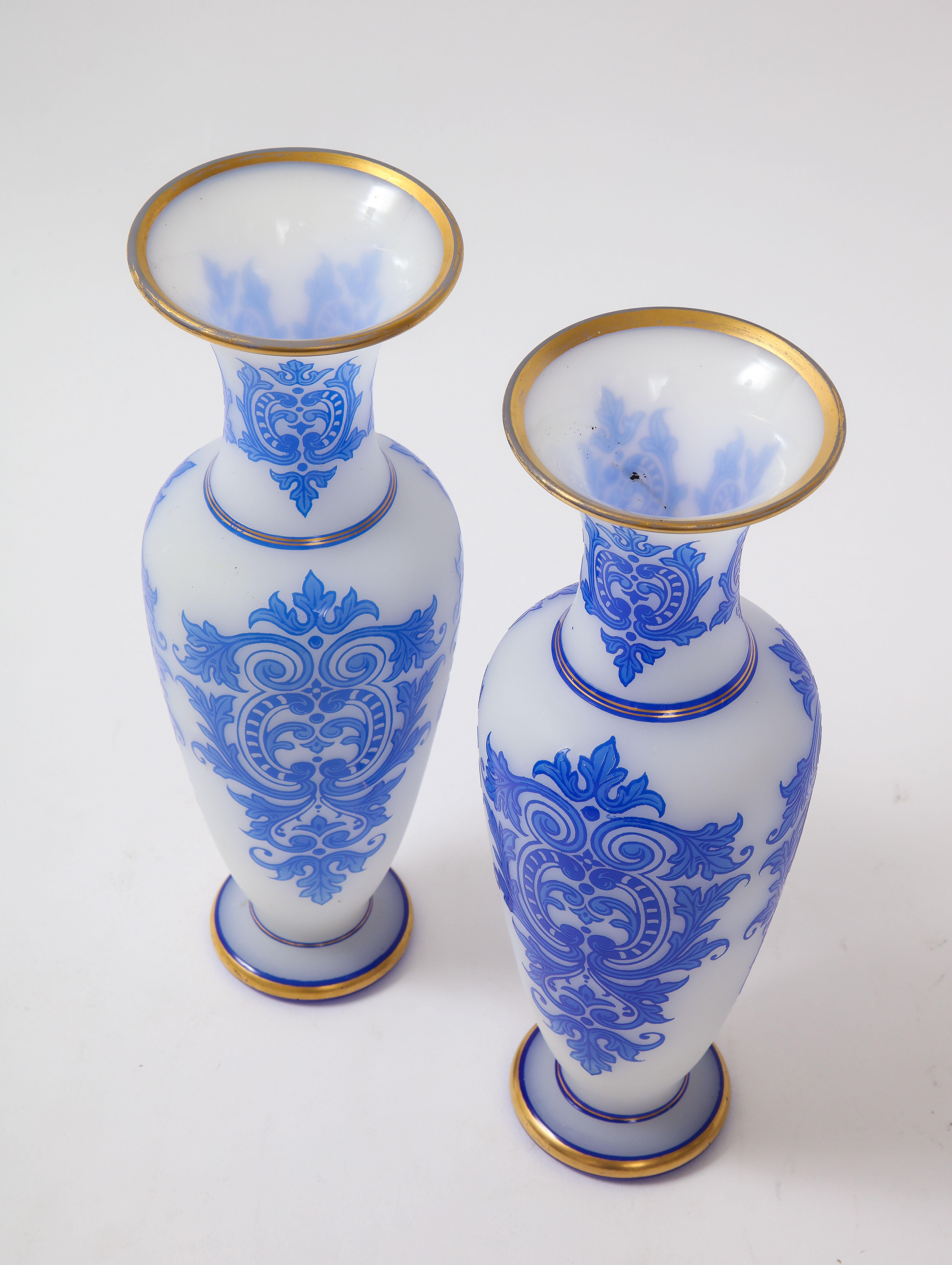 Zwei blau-weiße Opalvasen von Baccarat mit doppeltem Überfang und 24-karätigem Golddekor im Angebot 3