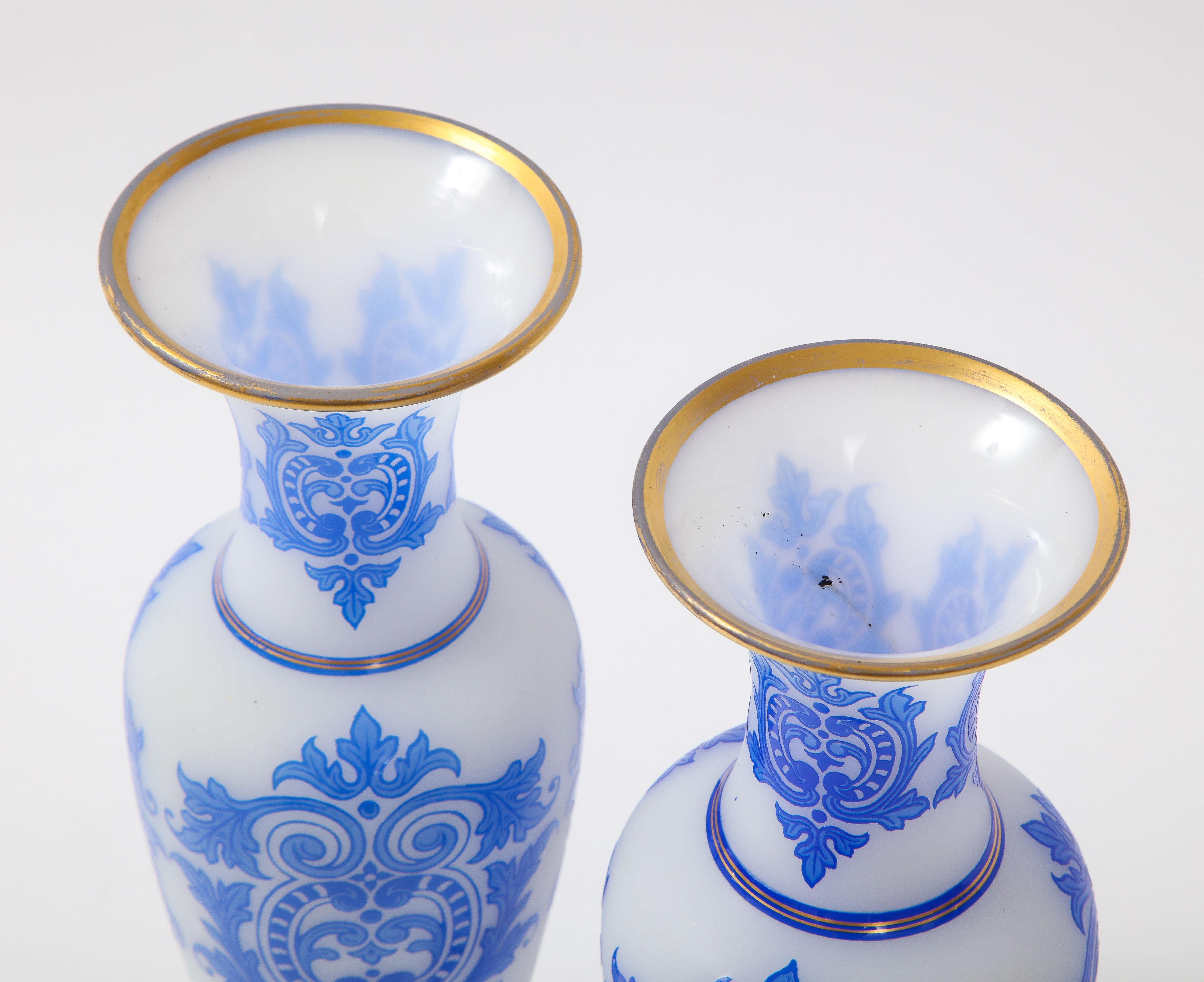 Paire de vases Baccarat en opaline bleue et blanche à double superposition avec décor en or 24 carats en vente 4